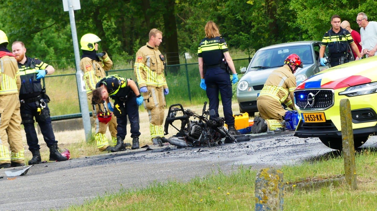 Scooter vliegt in brand na aanrijding, jonge bestuurder komt om