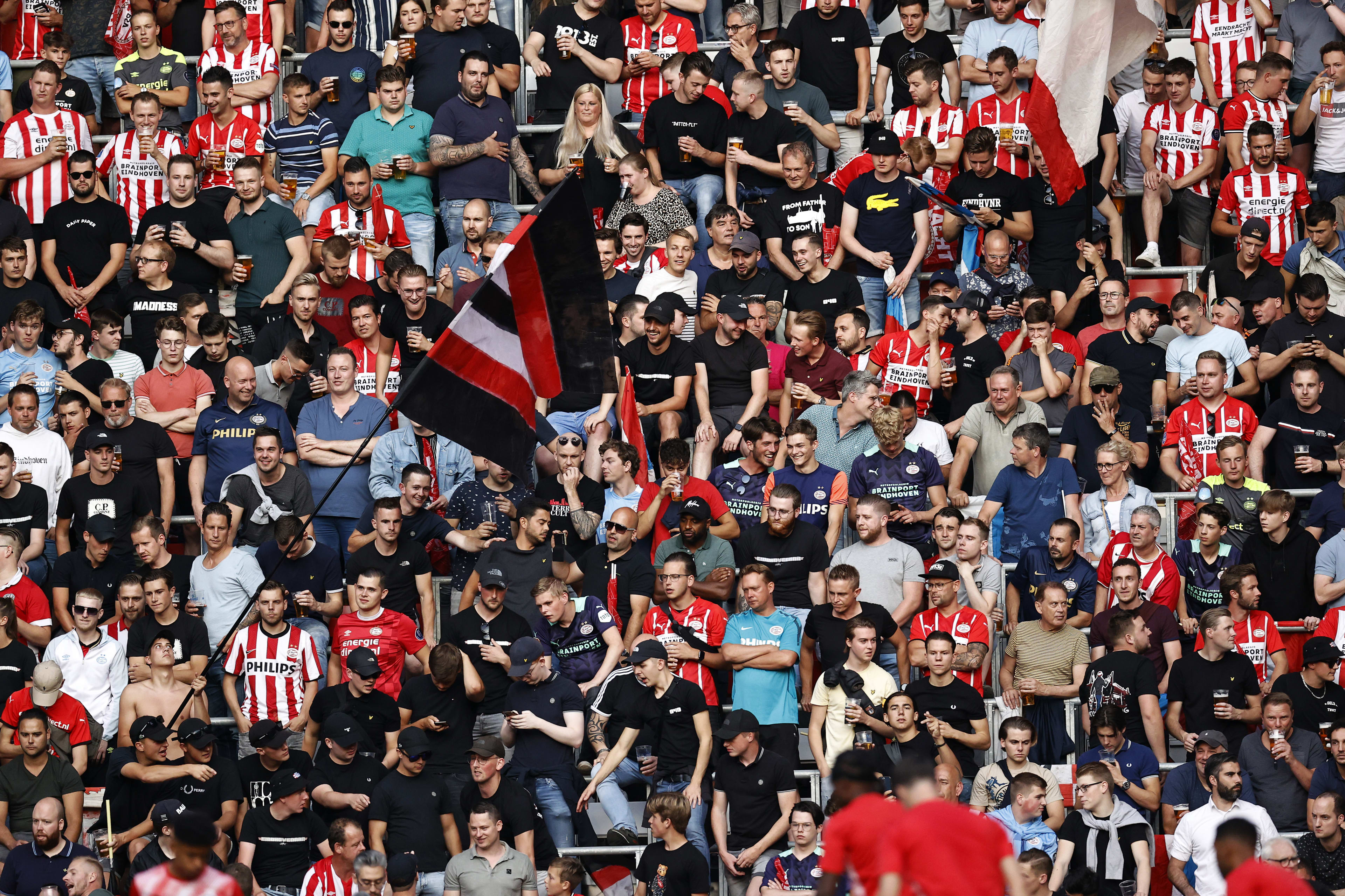 PSV-fans in Oostenrijk opgepakt voor slaan en schoppen man