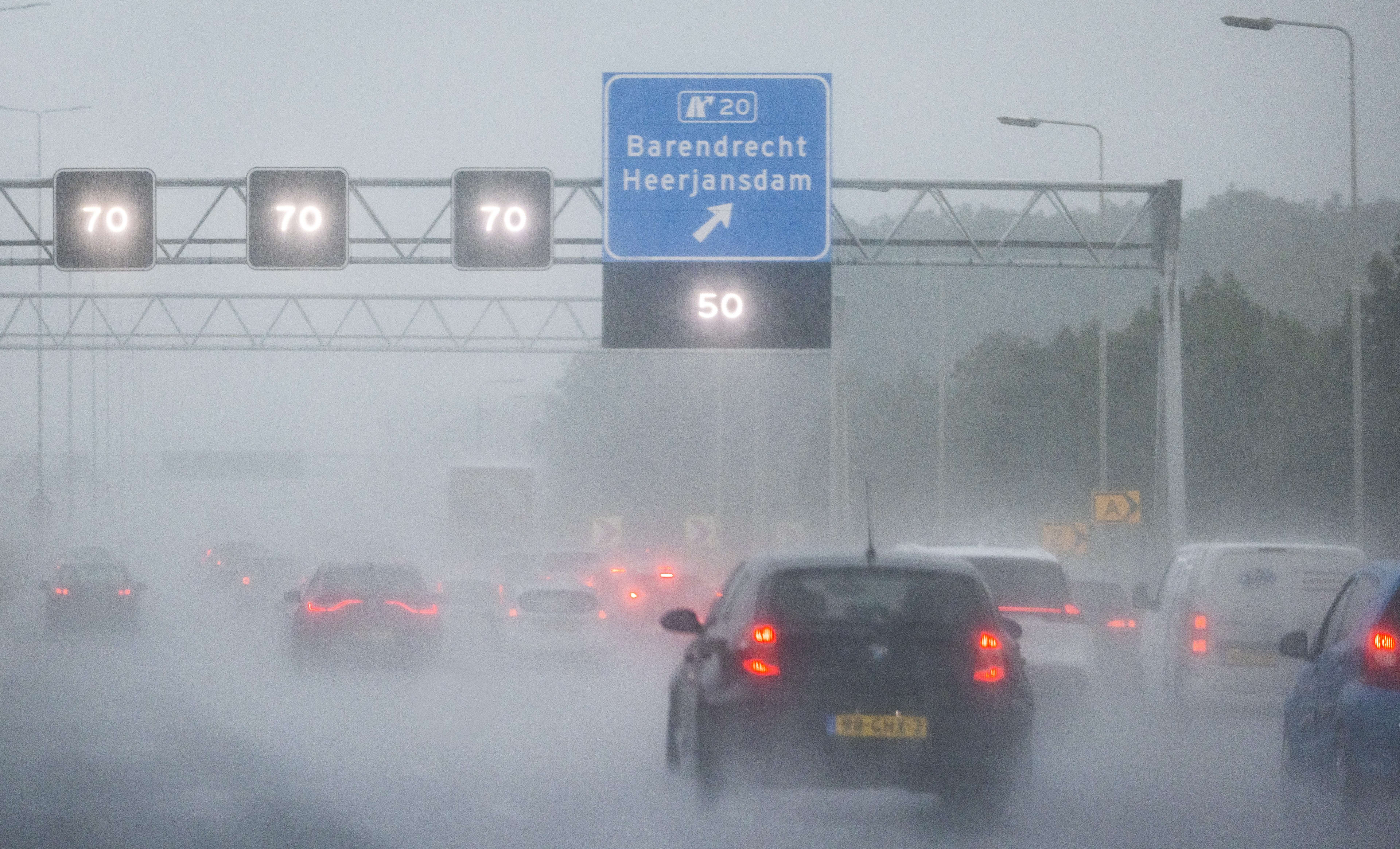 Rijkswaterstaat voorspelt 'zeer zware avondspits' door gladheid en regen