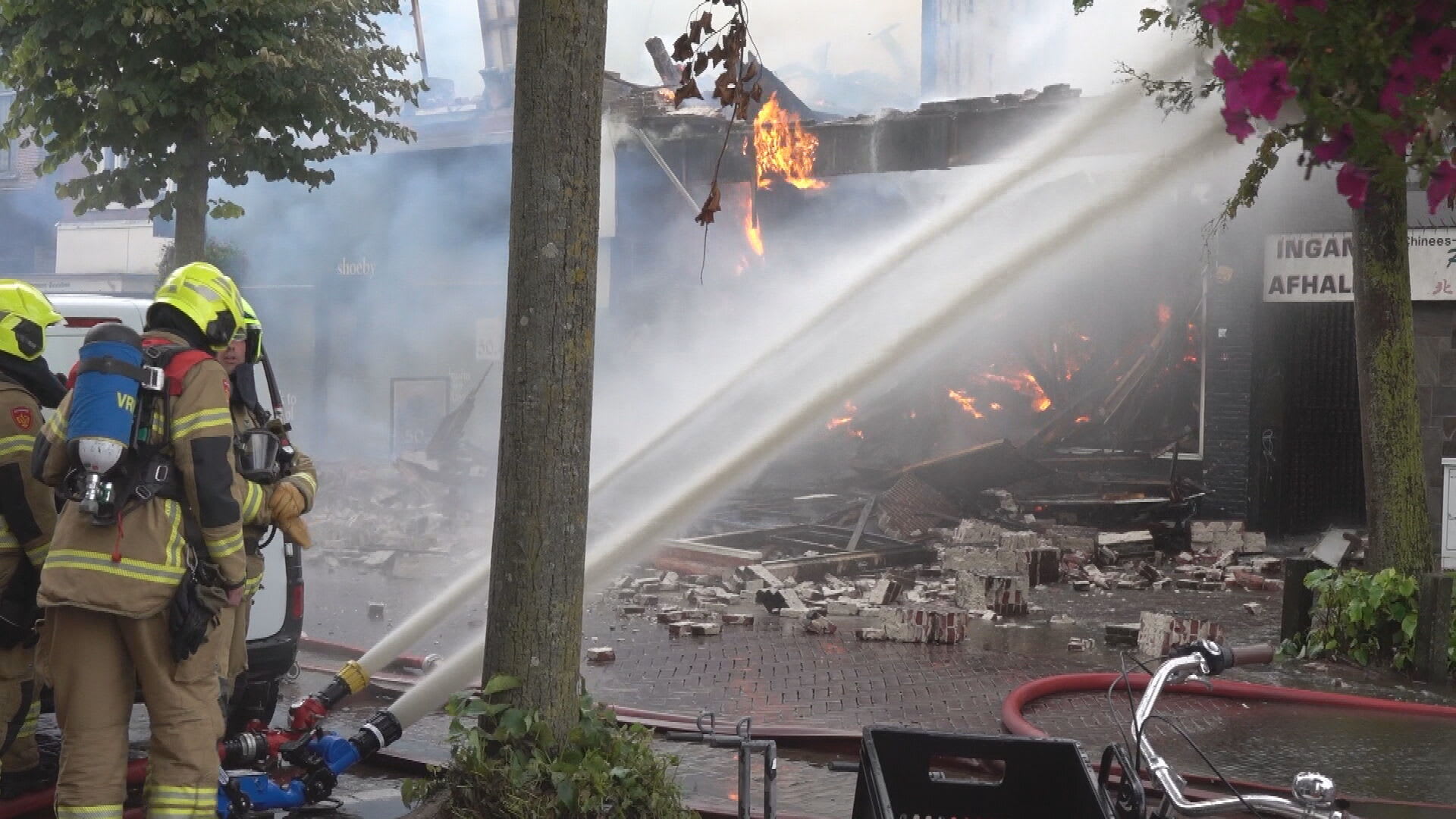 Grote brand in twee winkelpanden Schagen, gevels ingestort