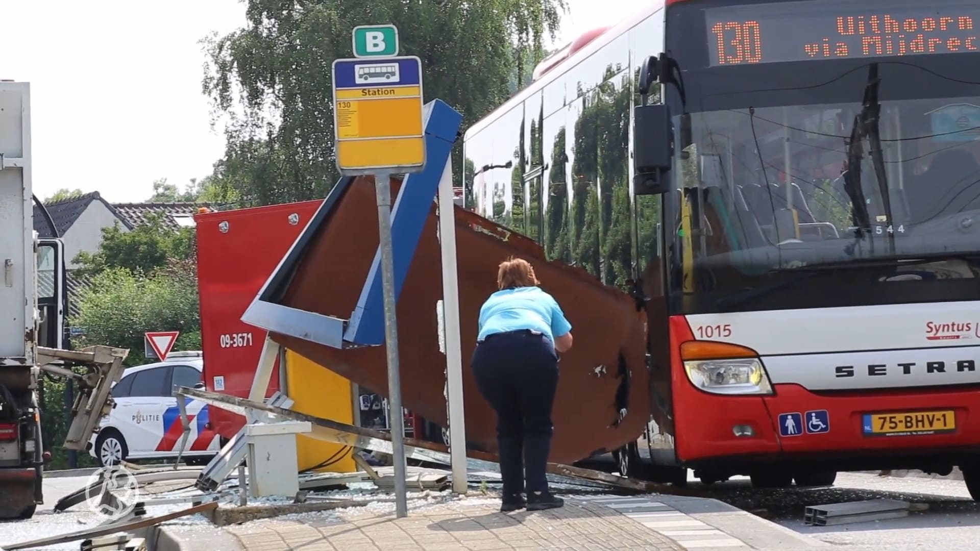 Vrachtwagen crasht in bushokje bij Breukelen, drie gewonden naar ziekenhuis