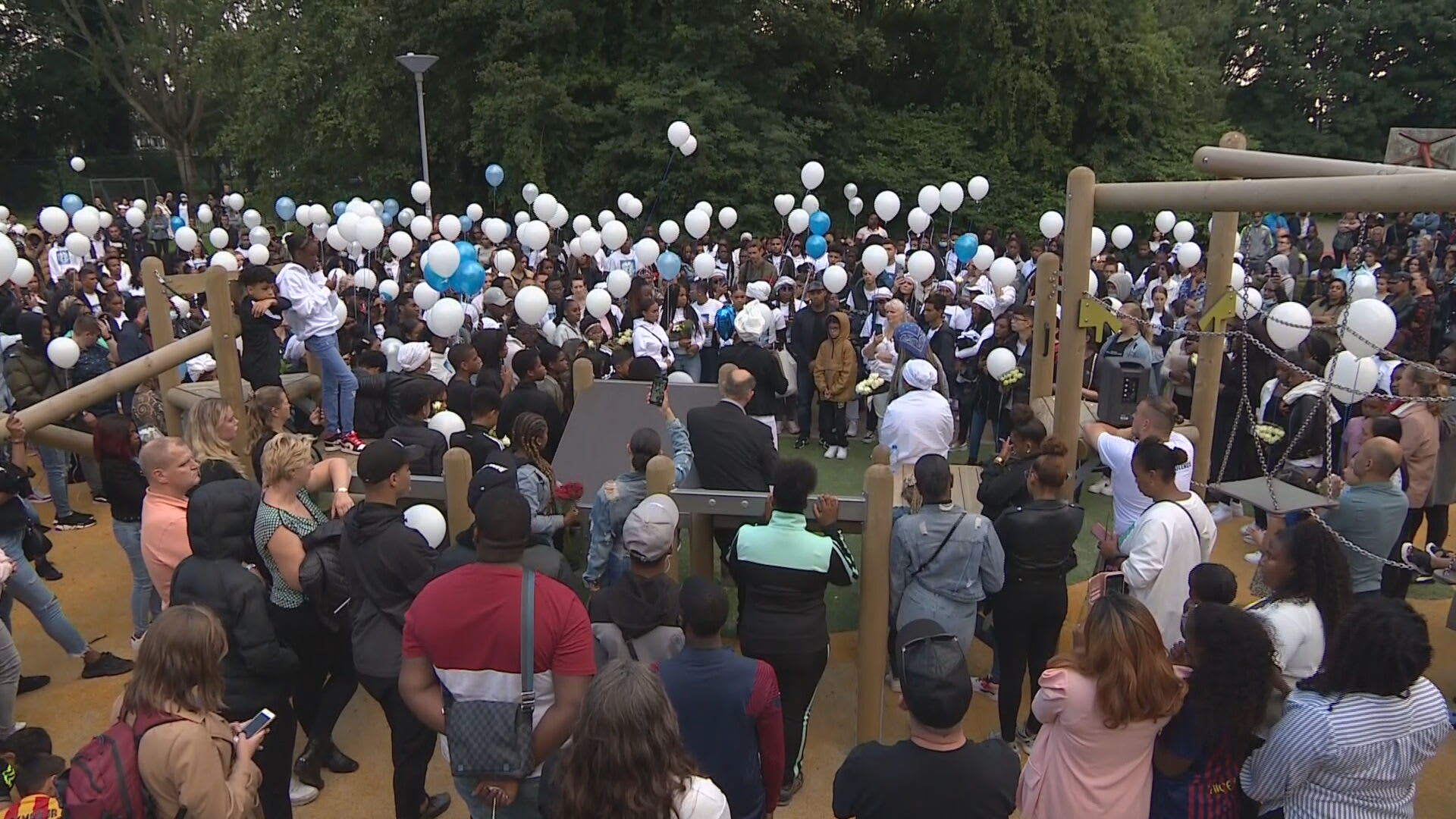 Vele honderden lopen mee in stille tocht voor doodgestoken Joshua (15): 'Opstaan tegen zinloos geweld'