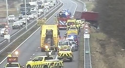 Bestuurder overleden na aanrijding met vrachtwagen, A58 naar Eindhoven hele avond dicht