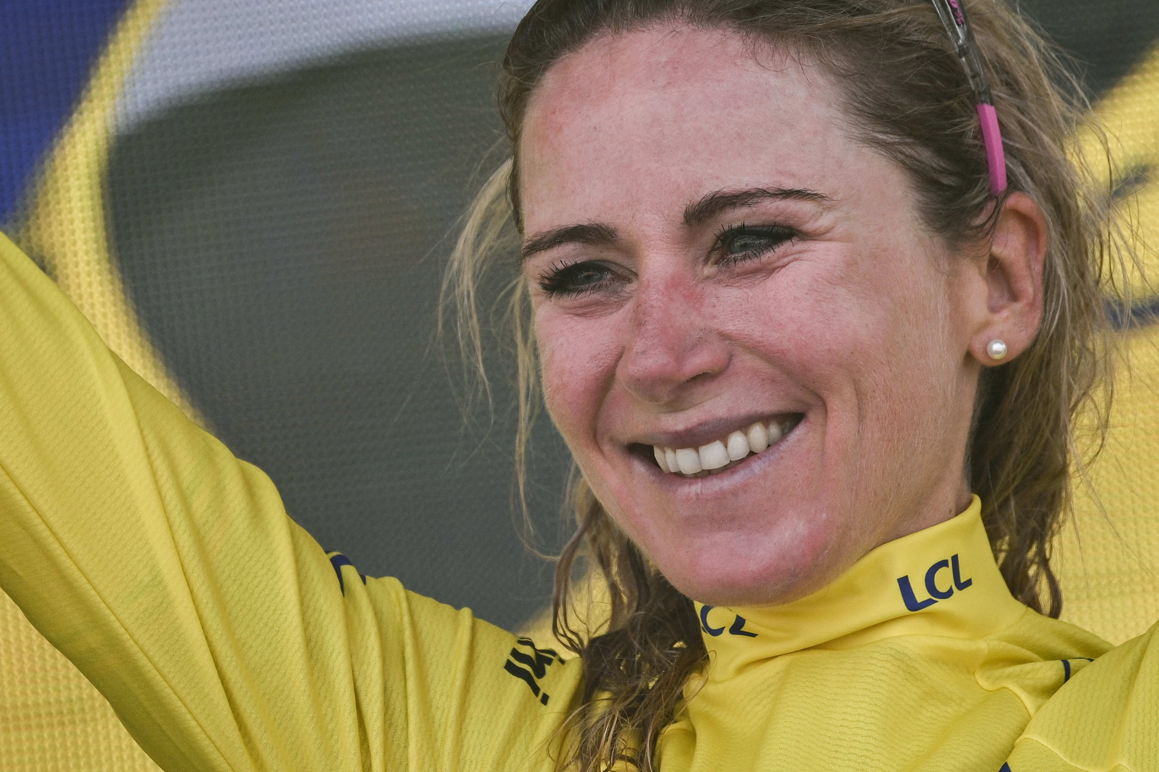 Van Vleuten wint Tour de France met weergaloze zege op Planche des Belles Filles