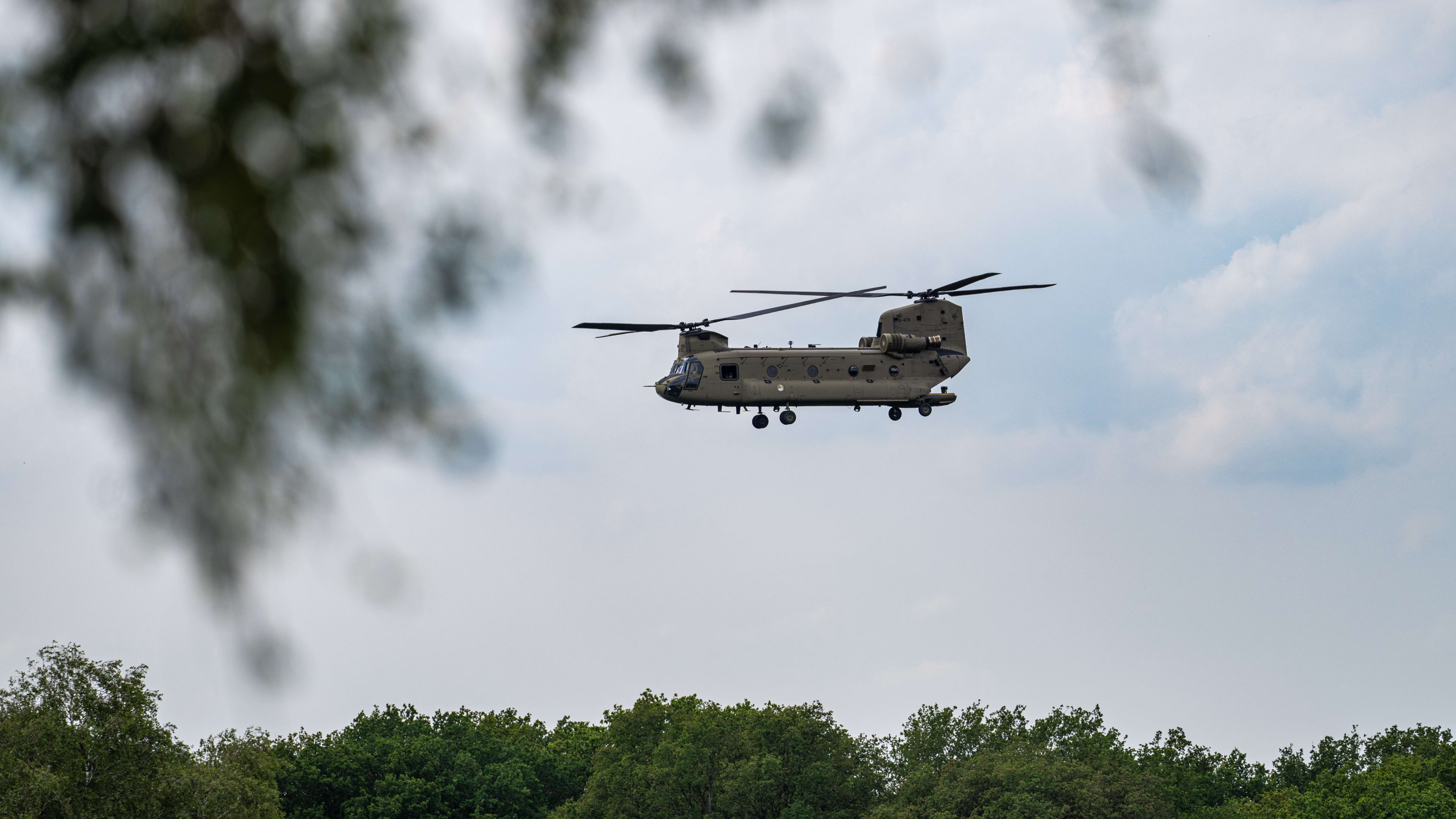 Chinook-helikopters defensie helpen bij herstel dam Maastricht