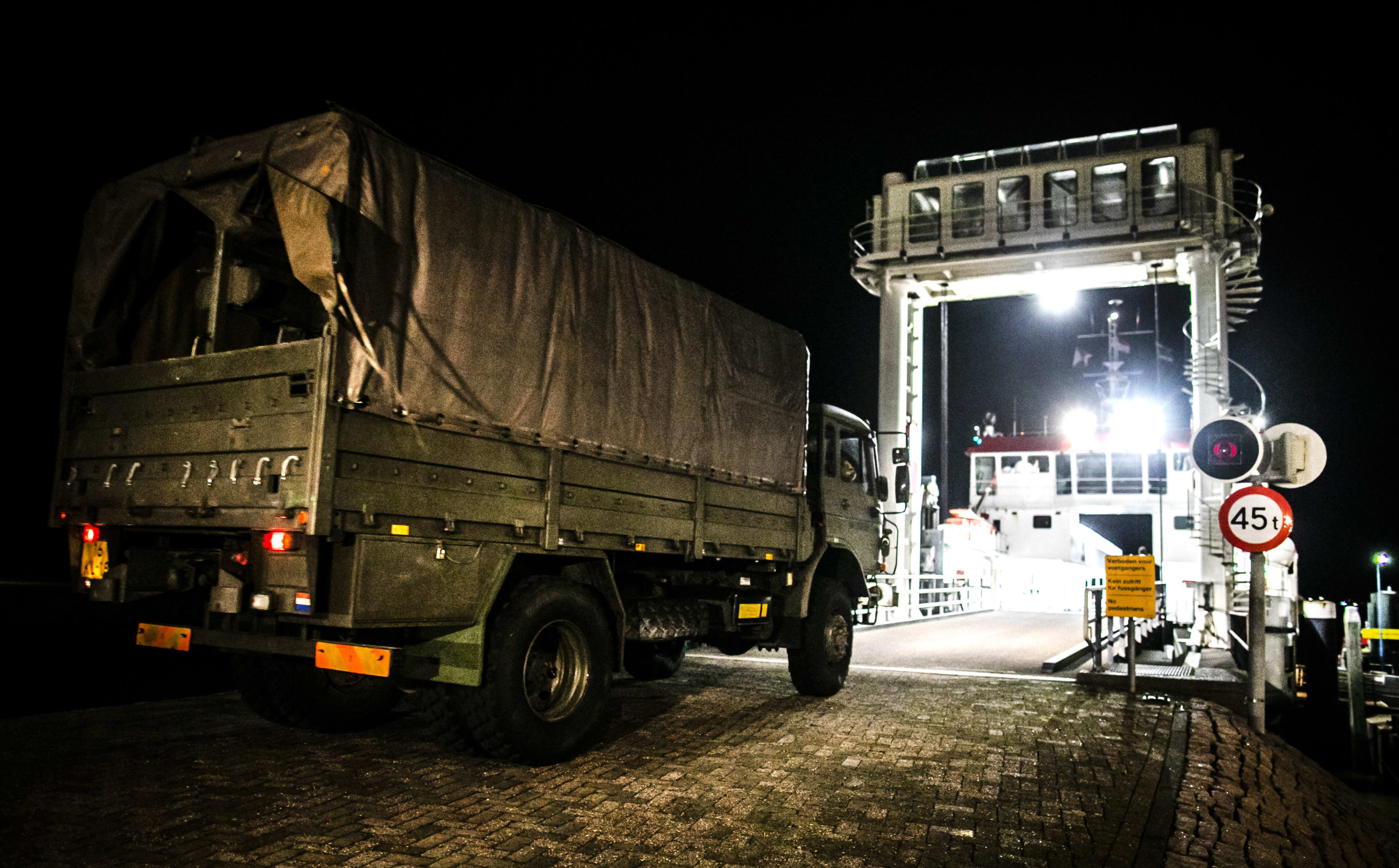 Bange Oekraïners mogen weg uit opvangcentrum naast oefencomplex Defensie