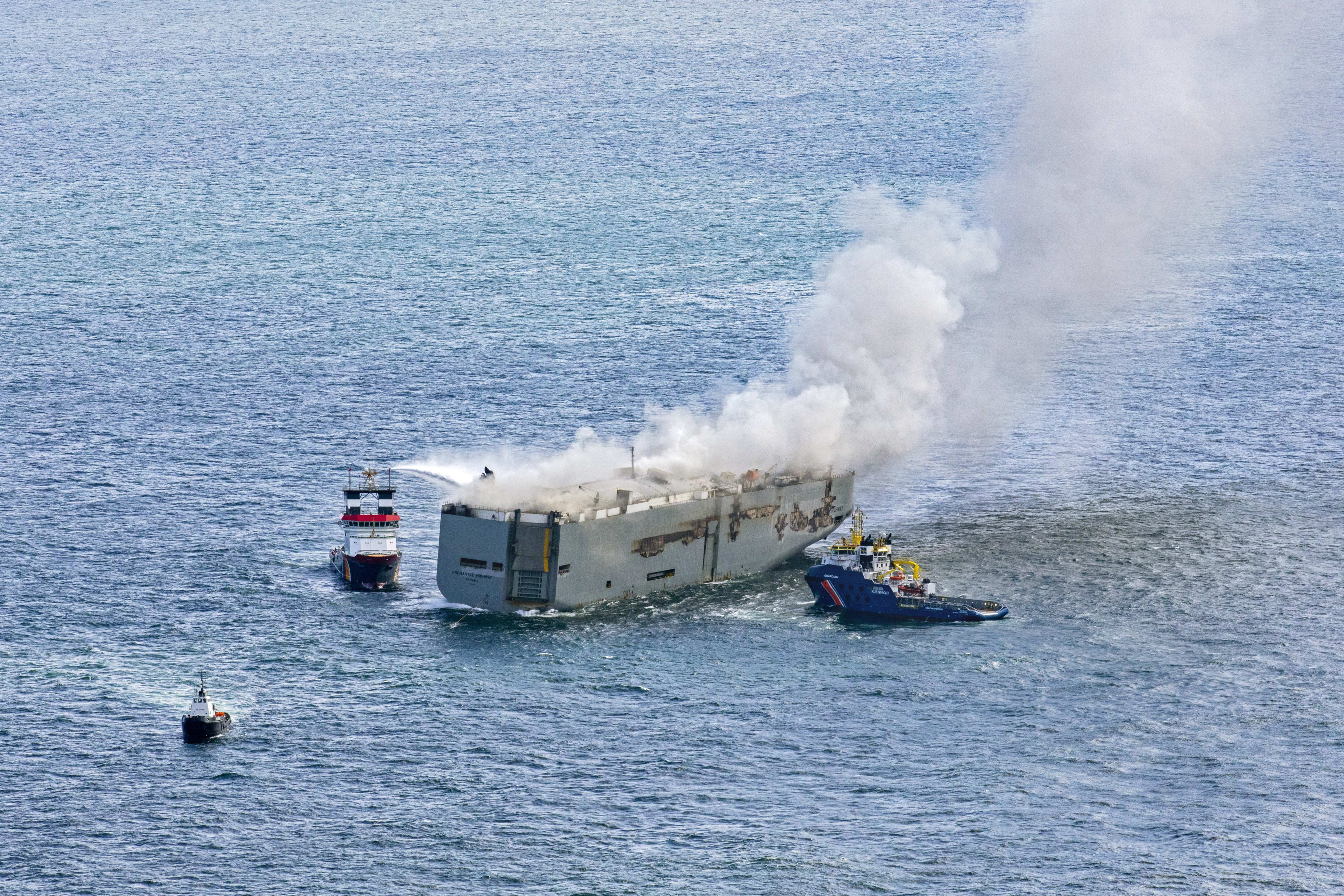 Brandend schip bij Ameland lekte nog geen olie