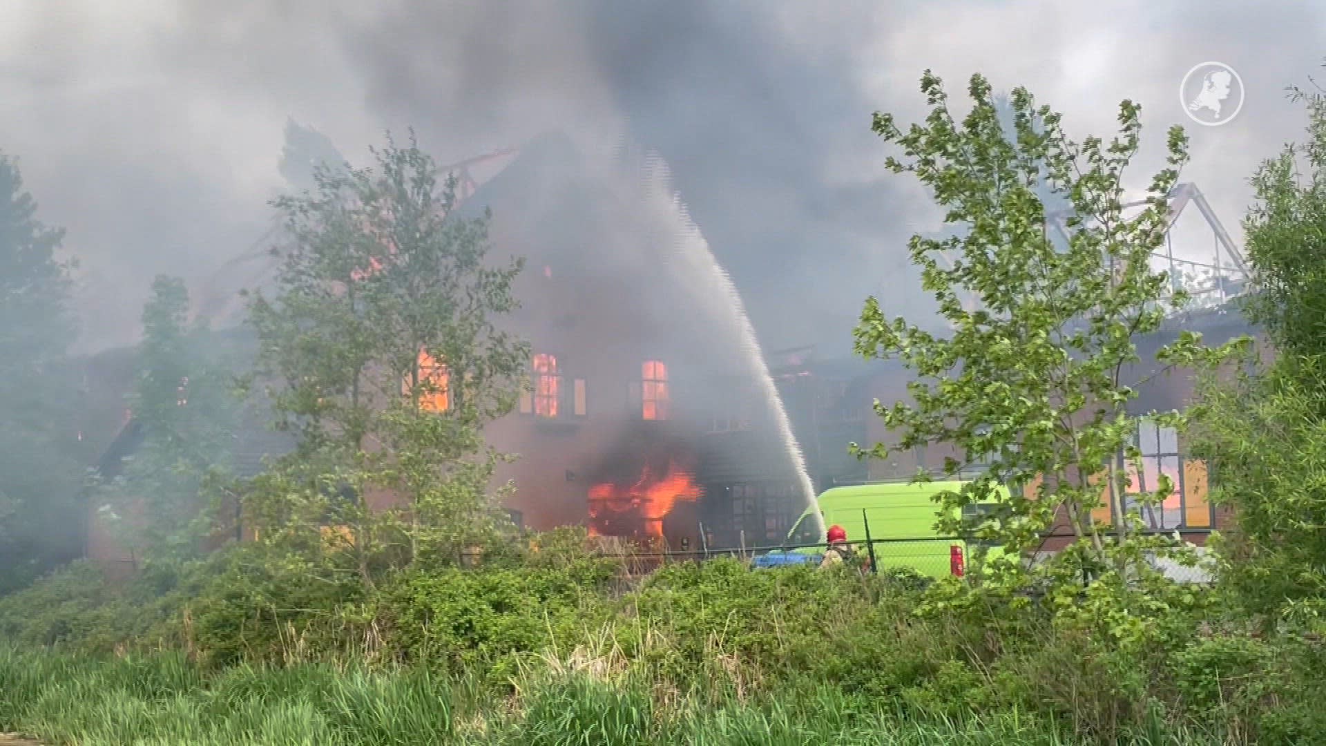 Grote uitslaande brand in bedrijfspand Helenaveen