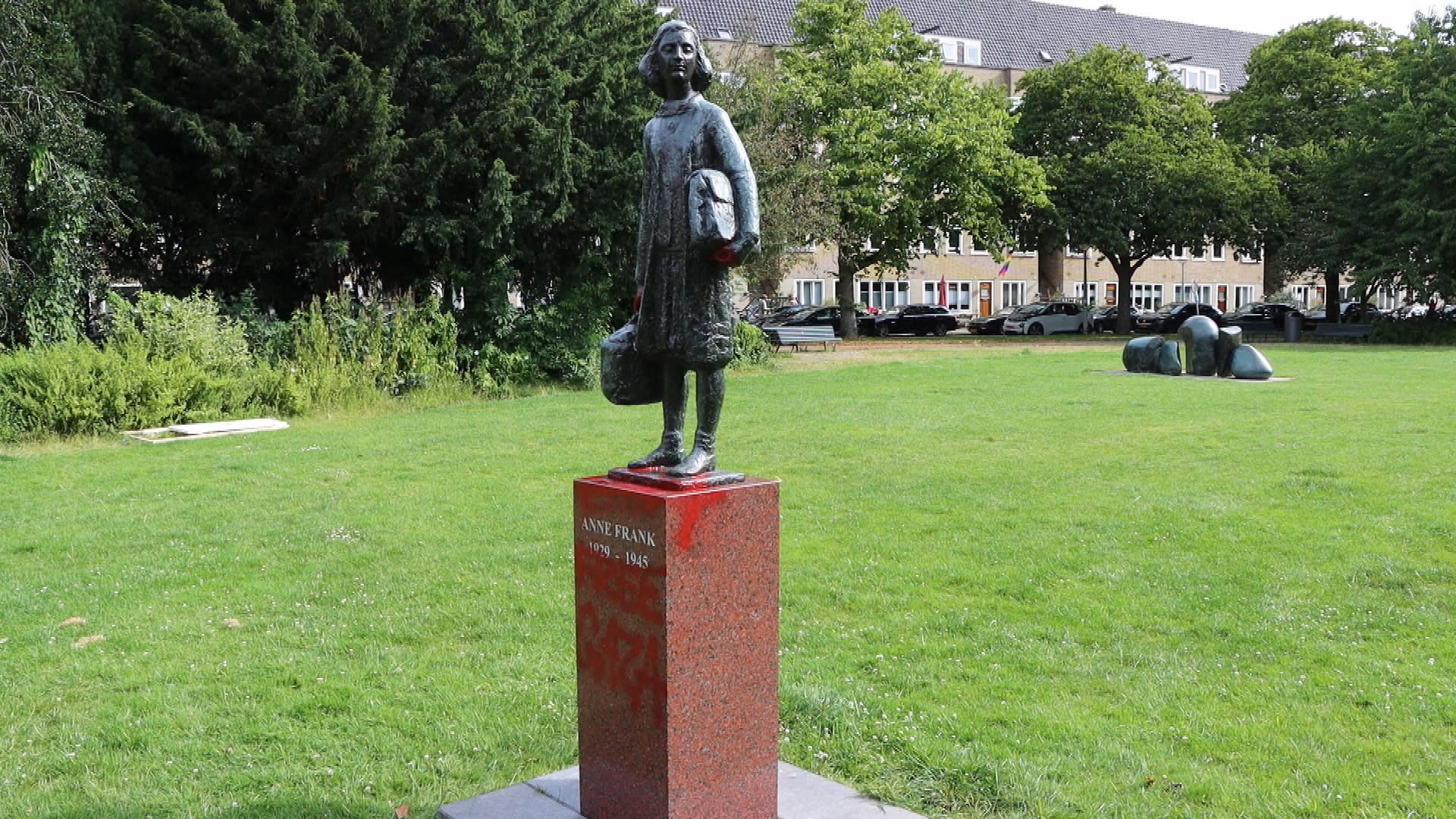 Beeld Anne Frank in Amsterdam voor tweede keer in maand tijd beklad