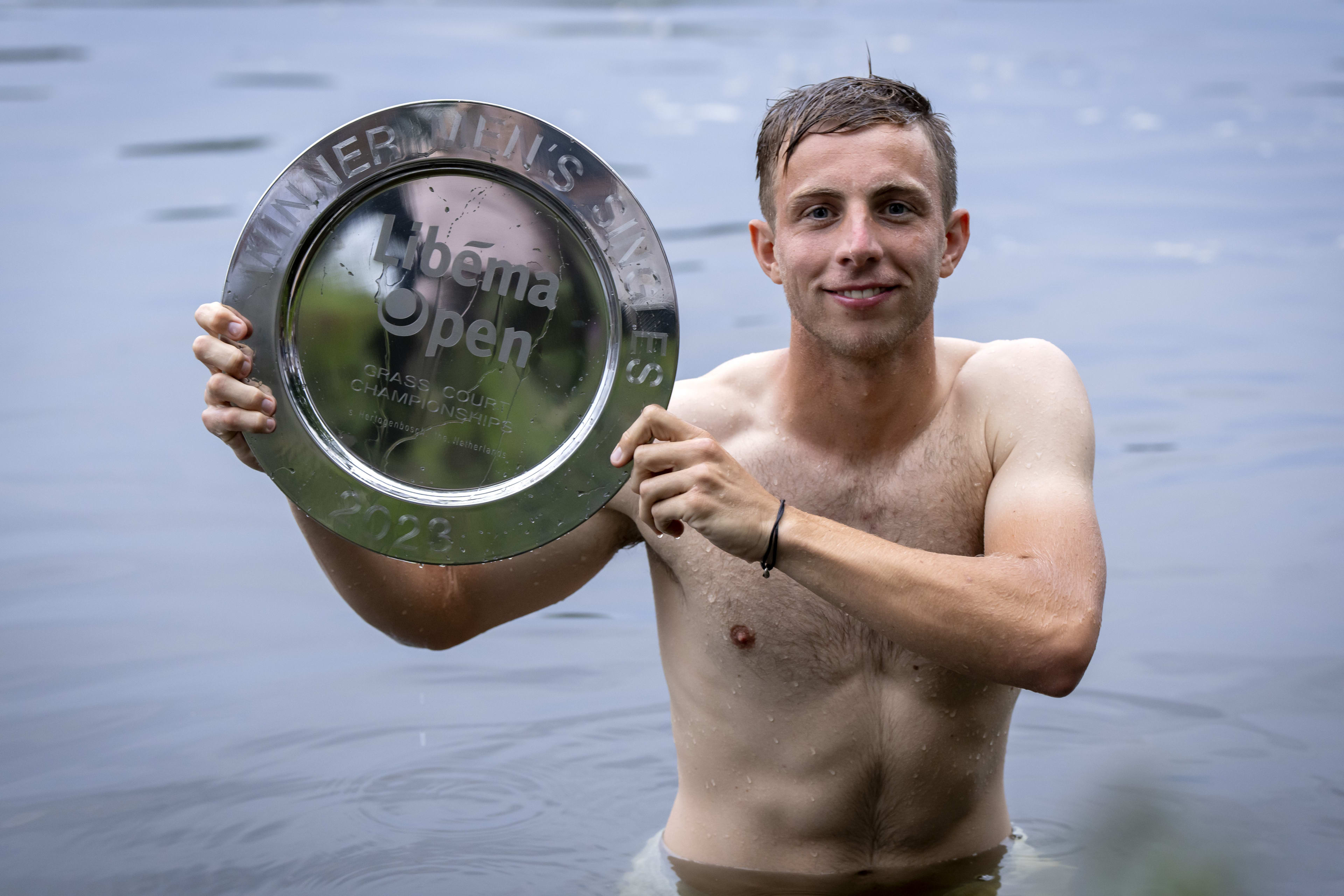 Tennisser Griekspoor duikt mét schaal water in om winst Rosmalen te vieren