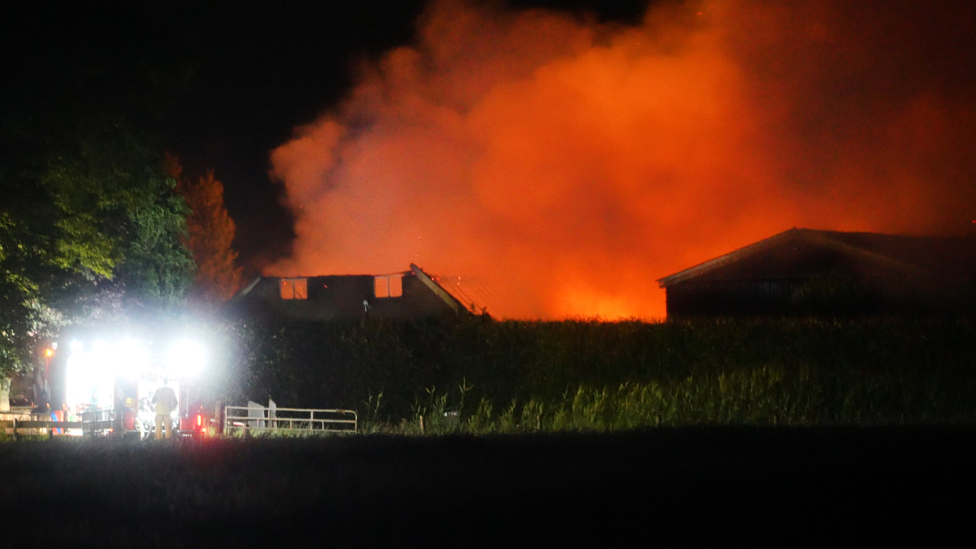 Grote uitslaande brand verwoest schuur in Slagharen
