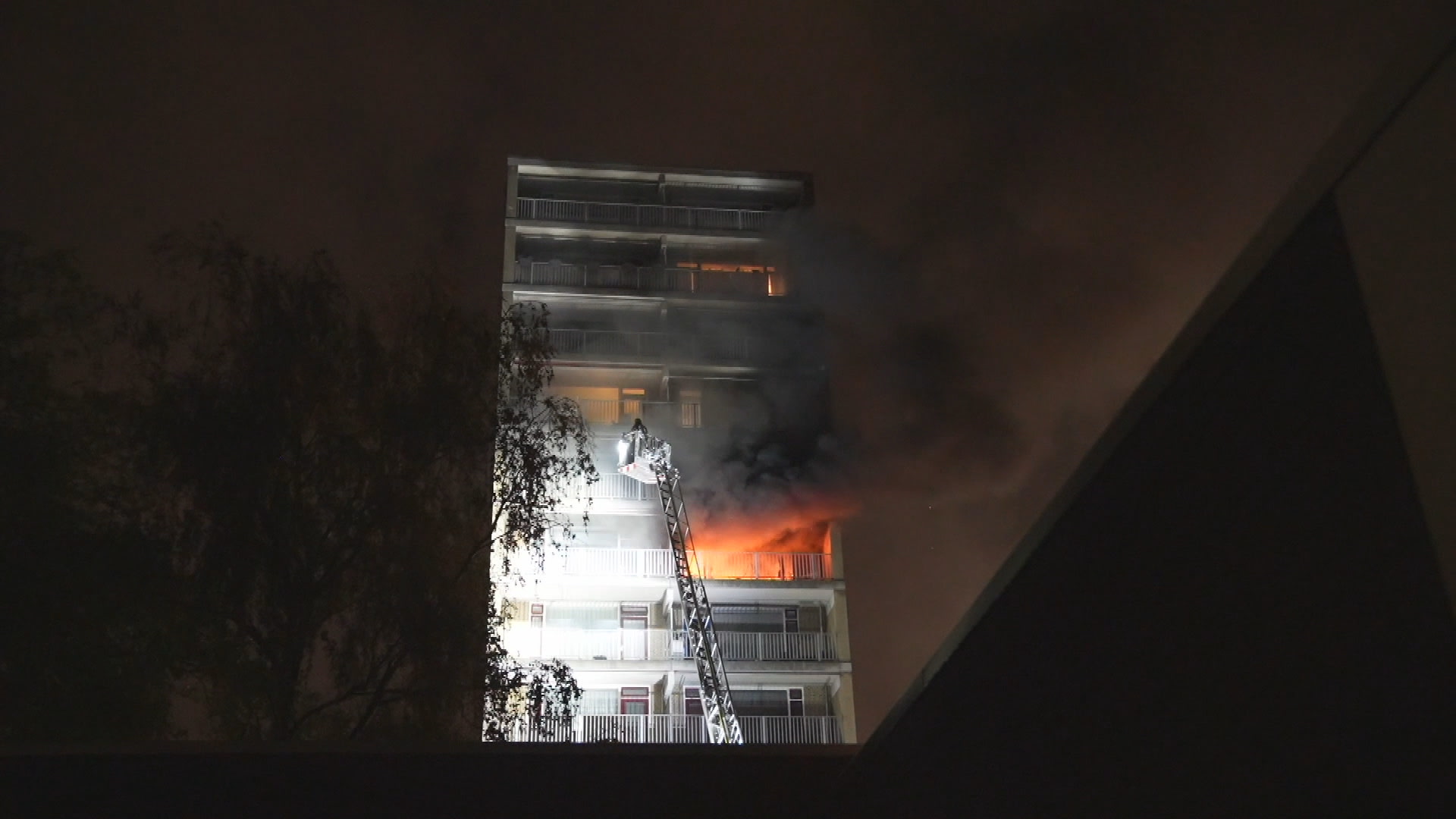 Zeer grote brand in flat Rotterdam, twee bewoners naar het ziekenhuis
