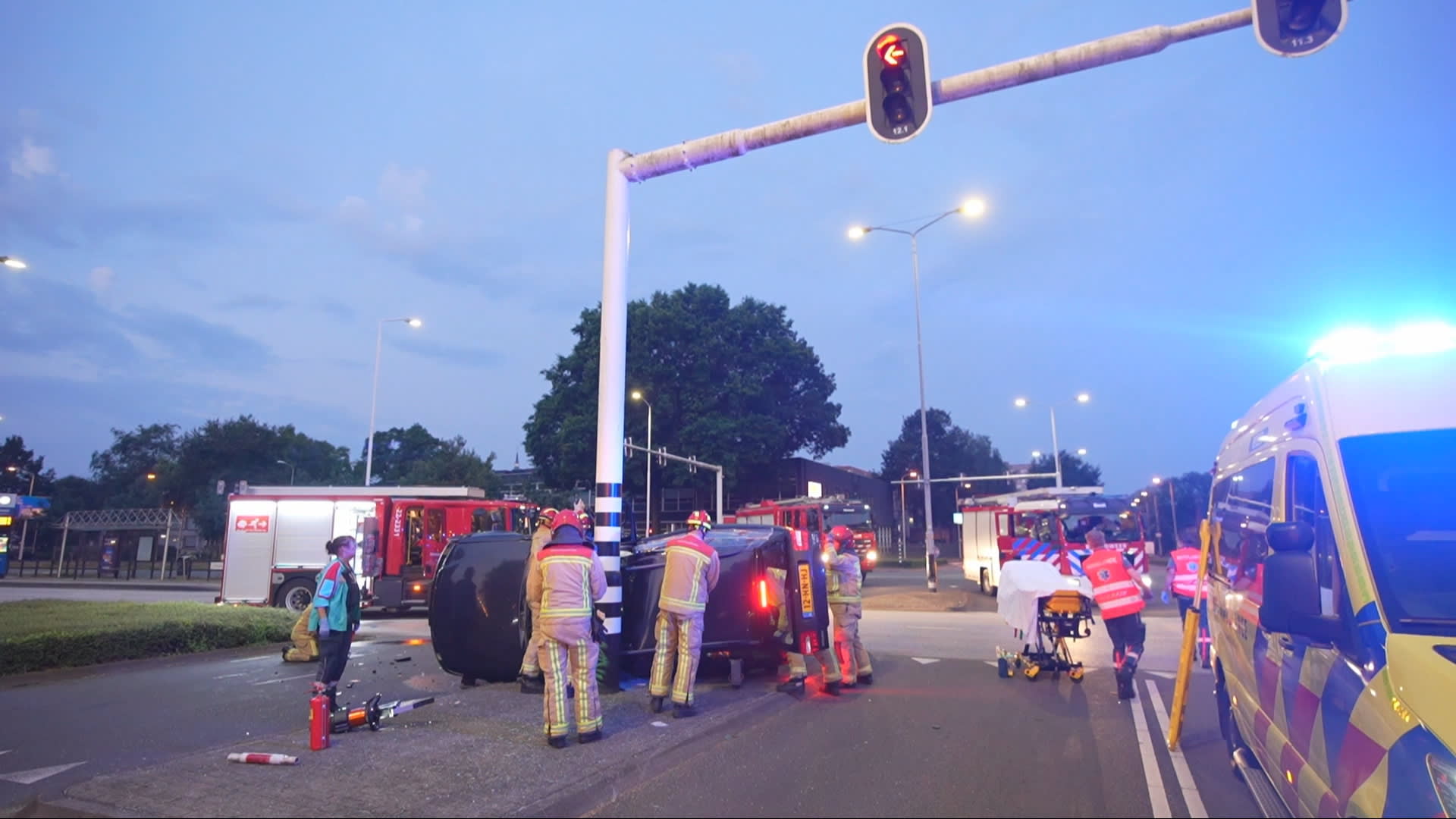 Auto vliegt over de kop na botsing in Eindhoven, veroorzaker neemt de benen