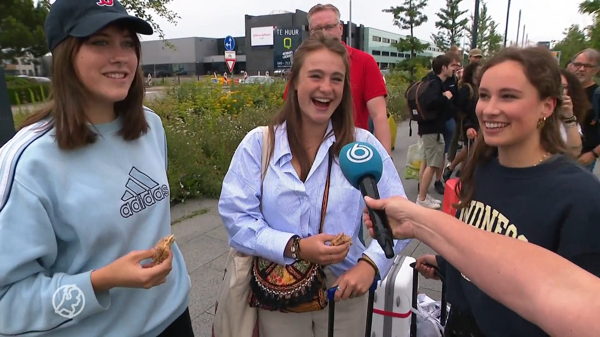 Enorme rijen op Eindhoven Airport, maar de sfeer zit er goed in: 'We hebben lol!'