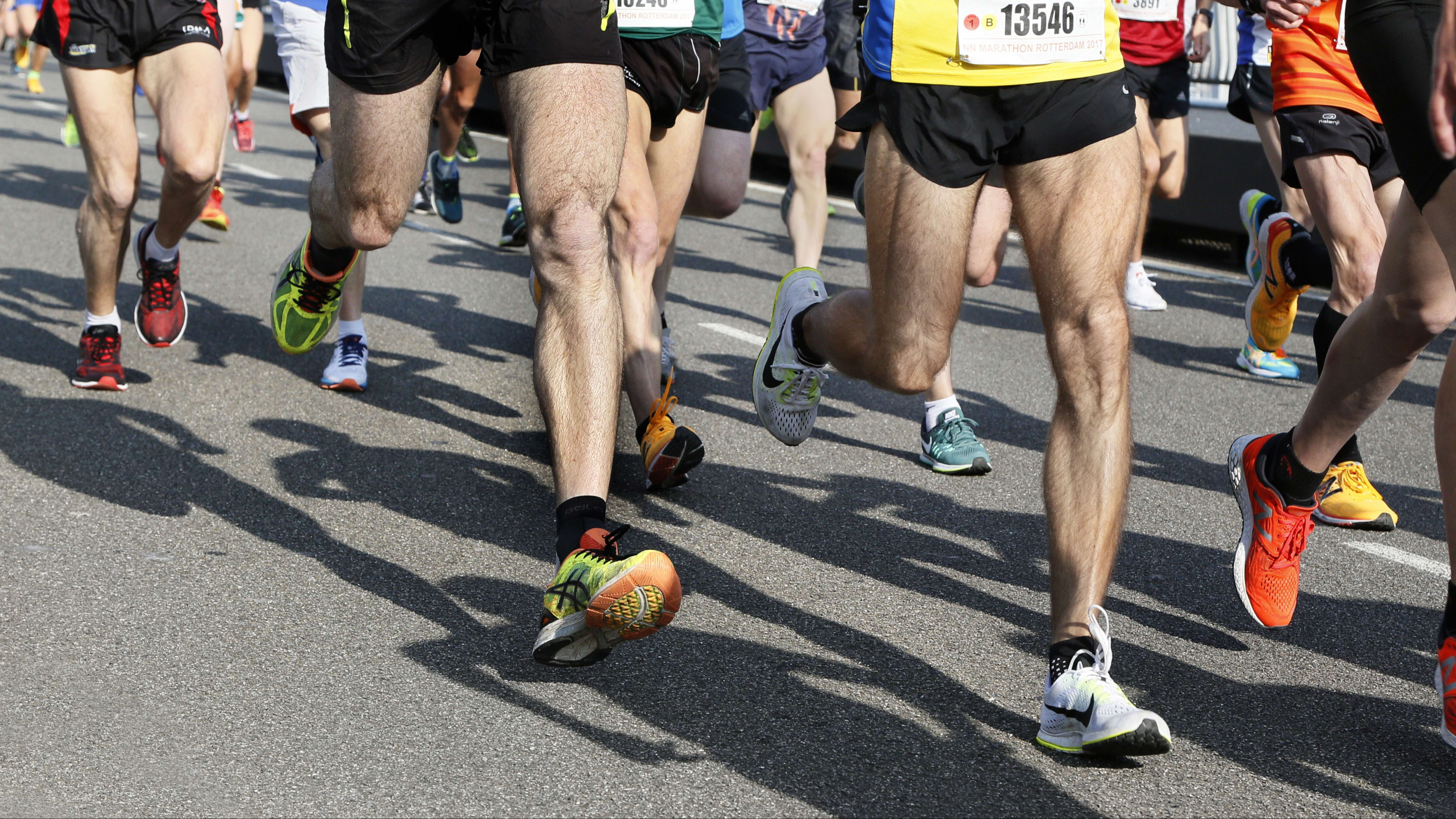 Automobilist schept twee hardlopers bij marathon in Linschoten