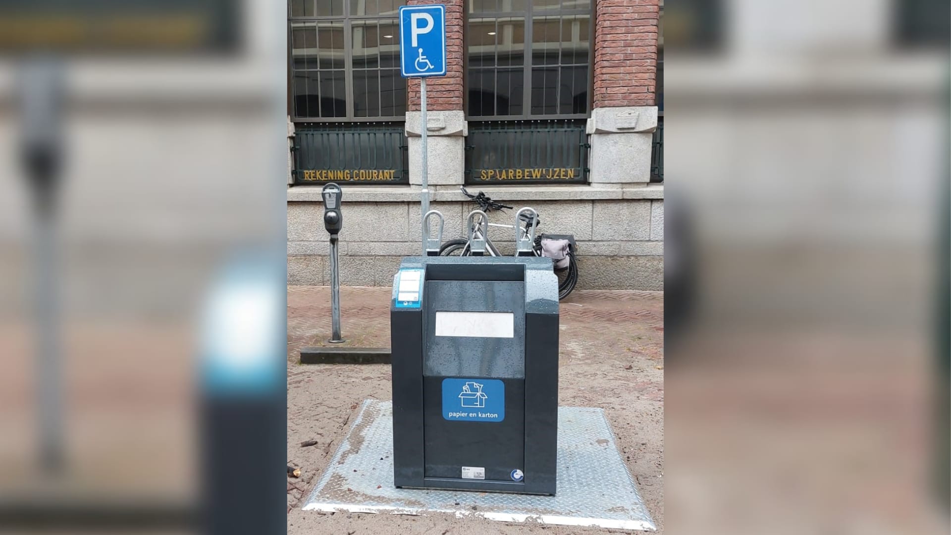 Gemeente Leeuwarden plaatst permanente afvalbak op invalidenparkeerplaats: 'Moeilijk parkeren zo' 