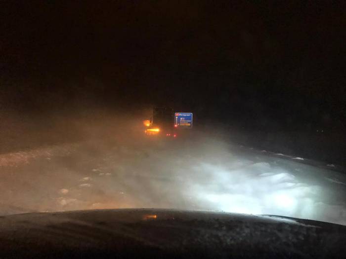 A7 afgesloten wegens sneeuwduinen: Rijkswaterstaat probeert weg vrij te maken