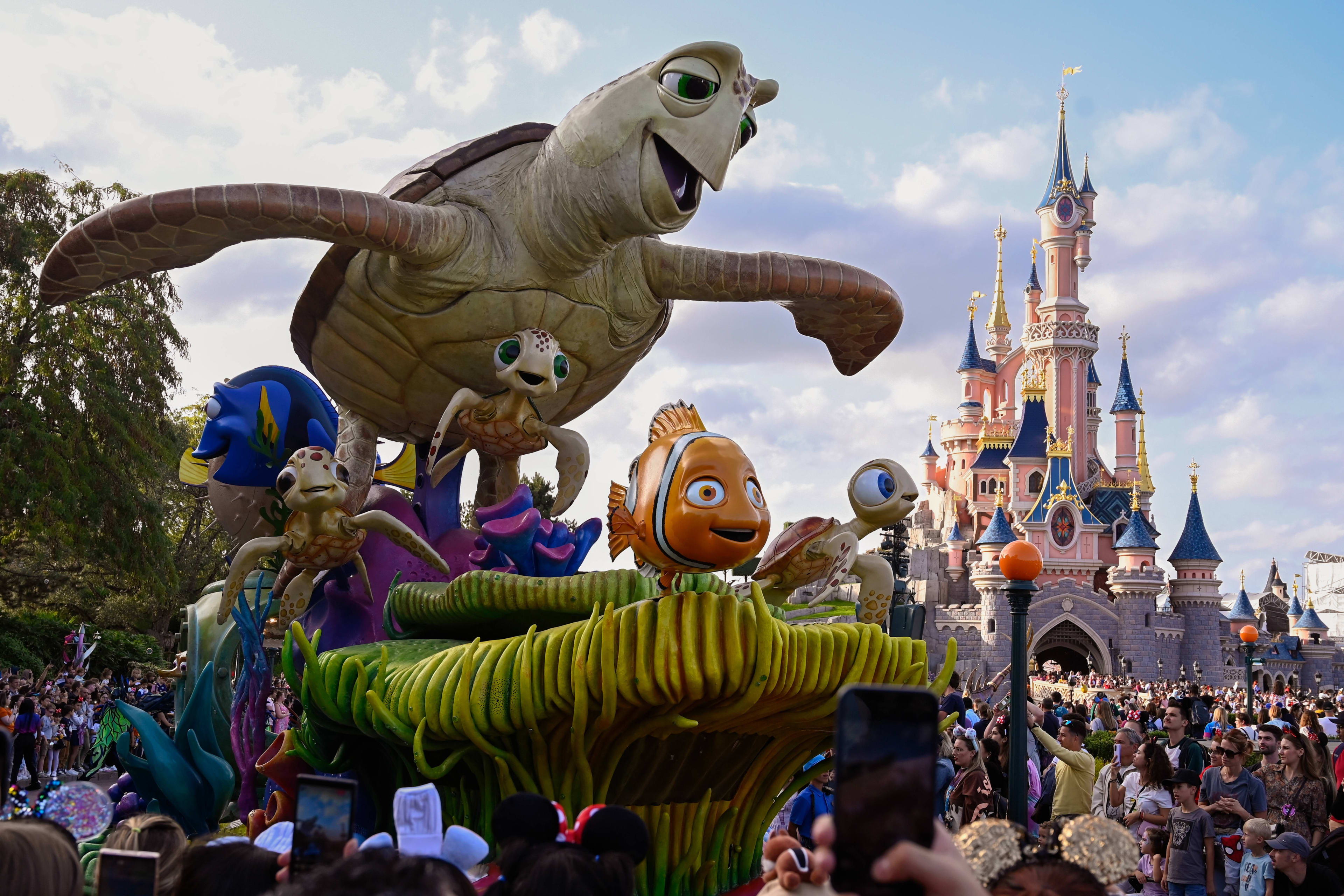 Disney viert 100-jarig bestaan met korte film met ruim 500 personages