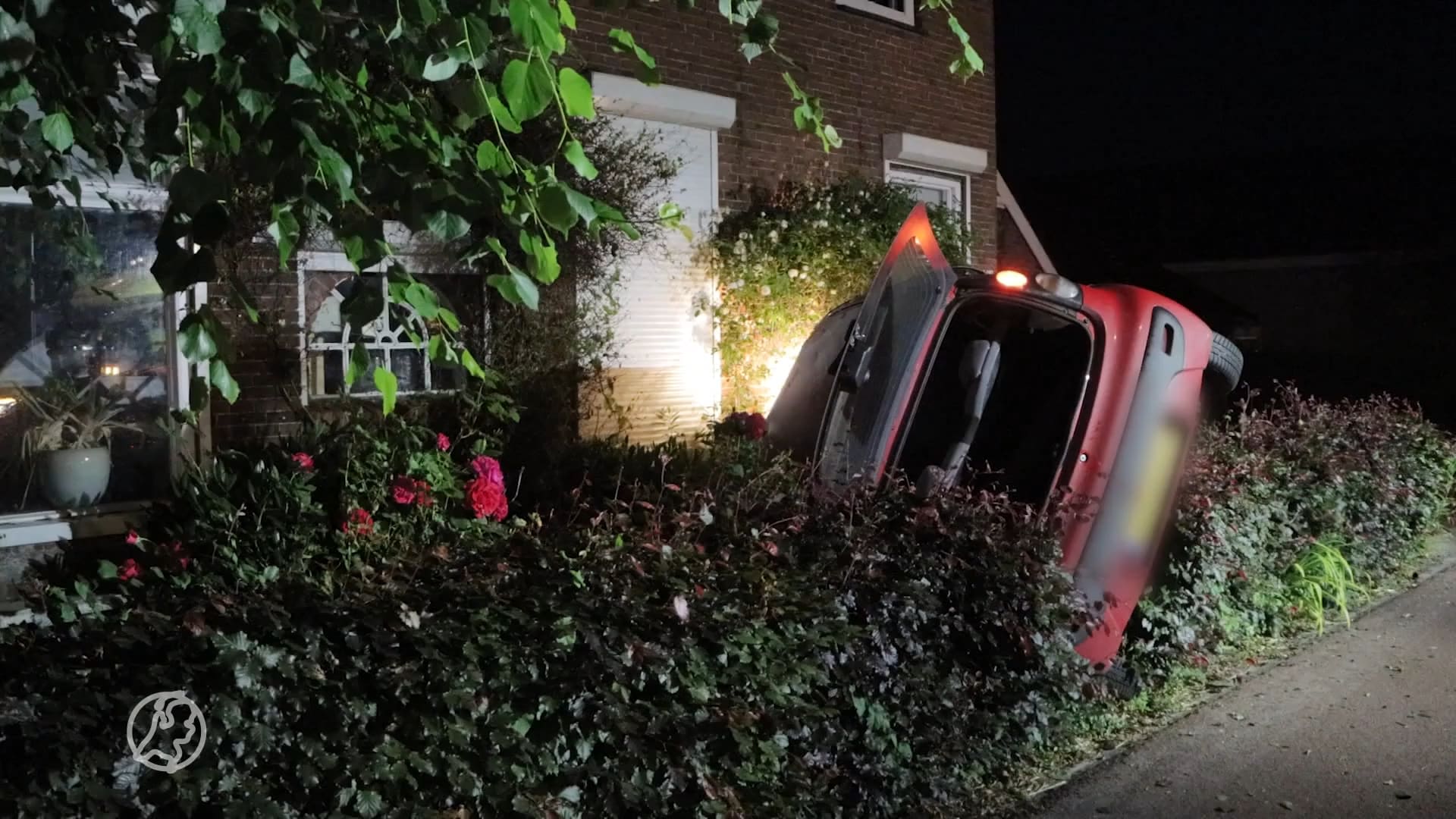 Auto slaat over de kop en belandt in voortuin Veendam, enkele centimeters voor huis