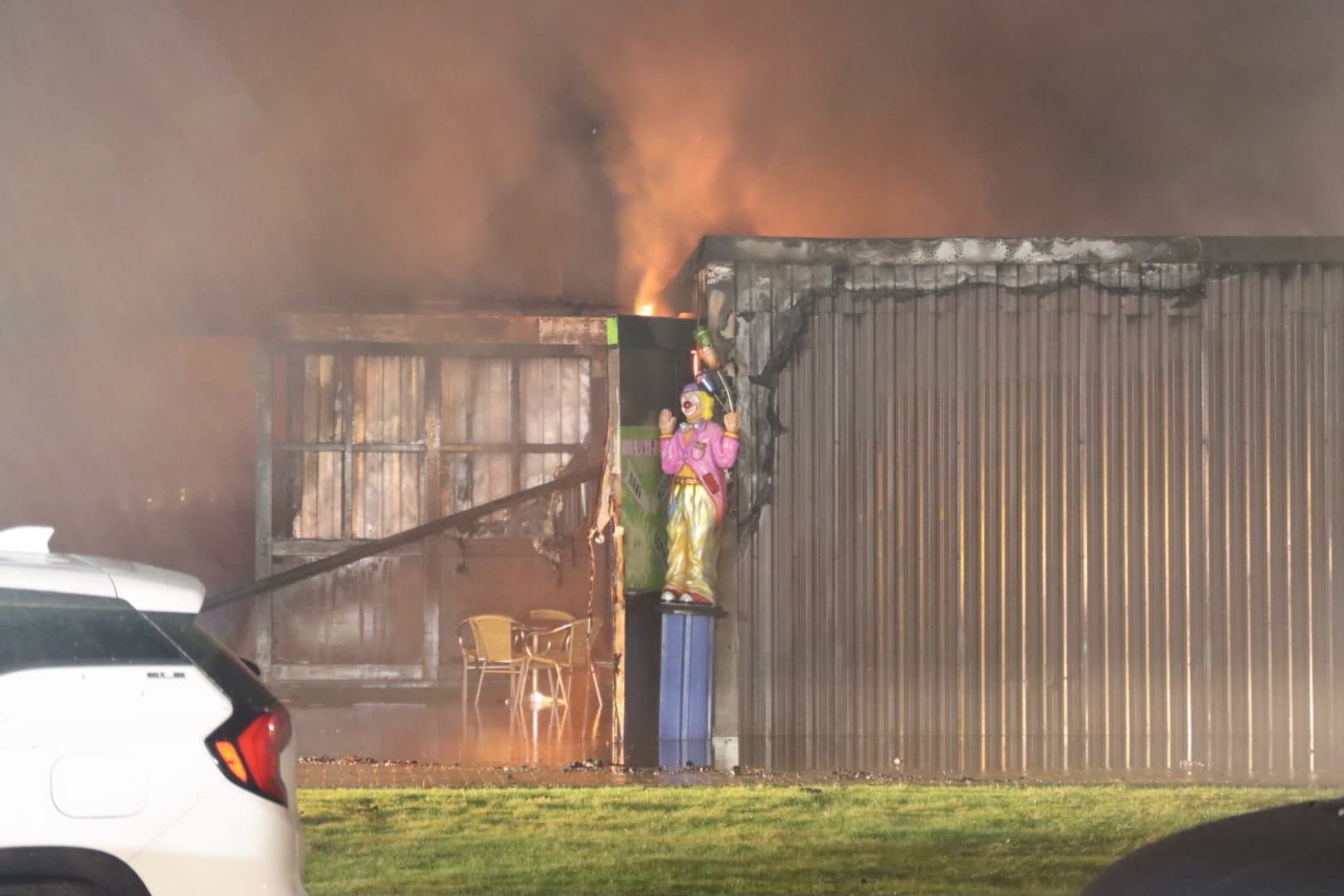 Brand verwoest schuur met praalwagen De Zilk, asbest vrijgekomen