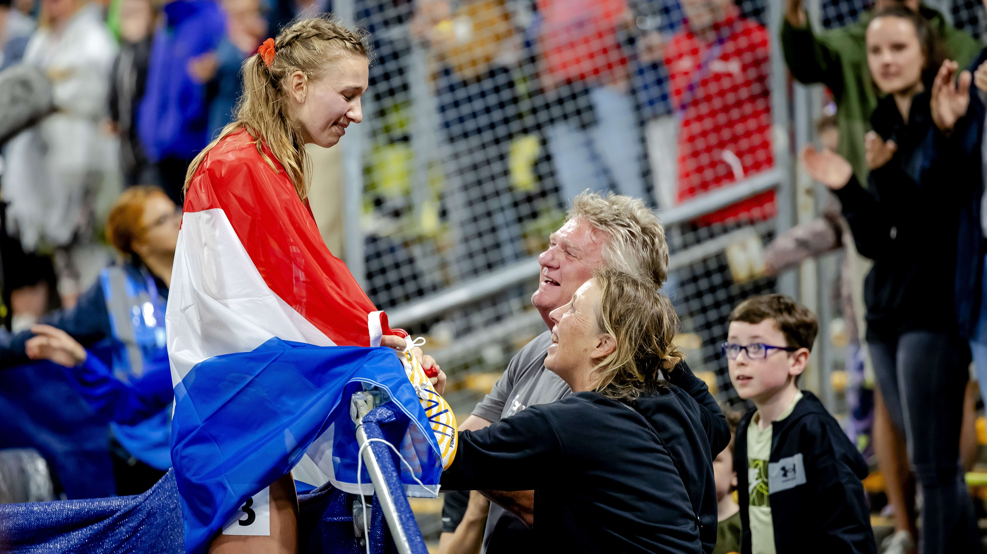 Historisch! Femke Bol wint goud op 400 meter horden en pakt unieke dubbel op EK