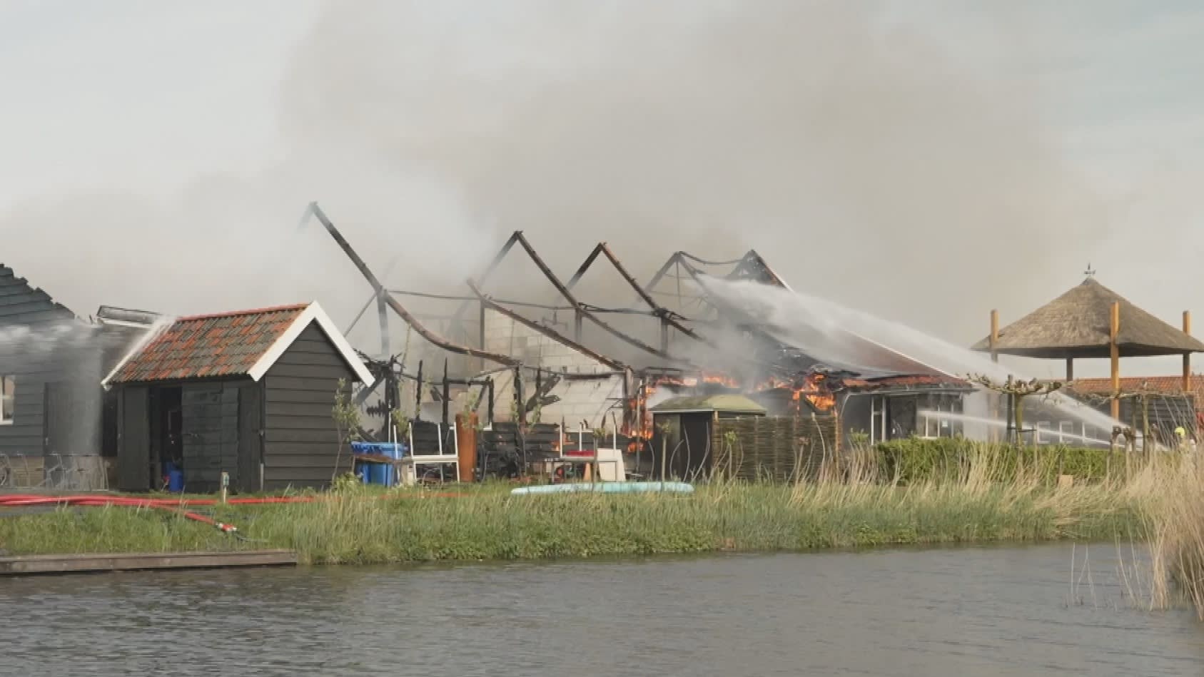 Zeer grote brand legt kinderboerderij in Barendrecht volledig in de as