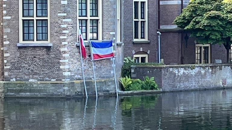 Omgekeerde Nederlandse vlag bij Torentje, mogelijk boetes voor betrokkenen