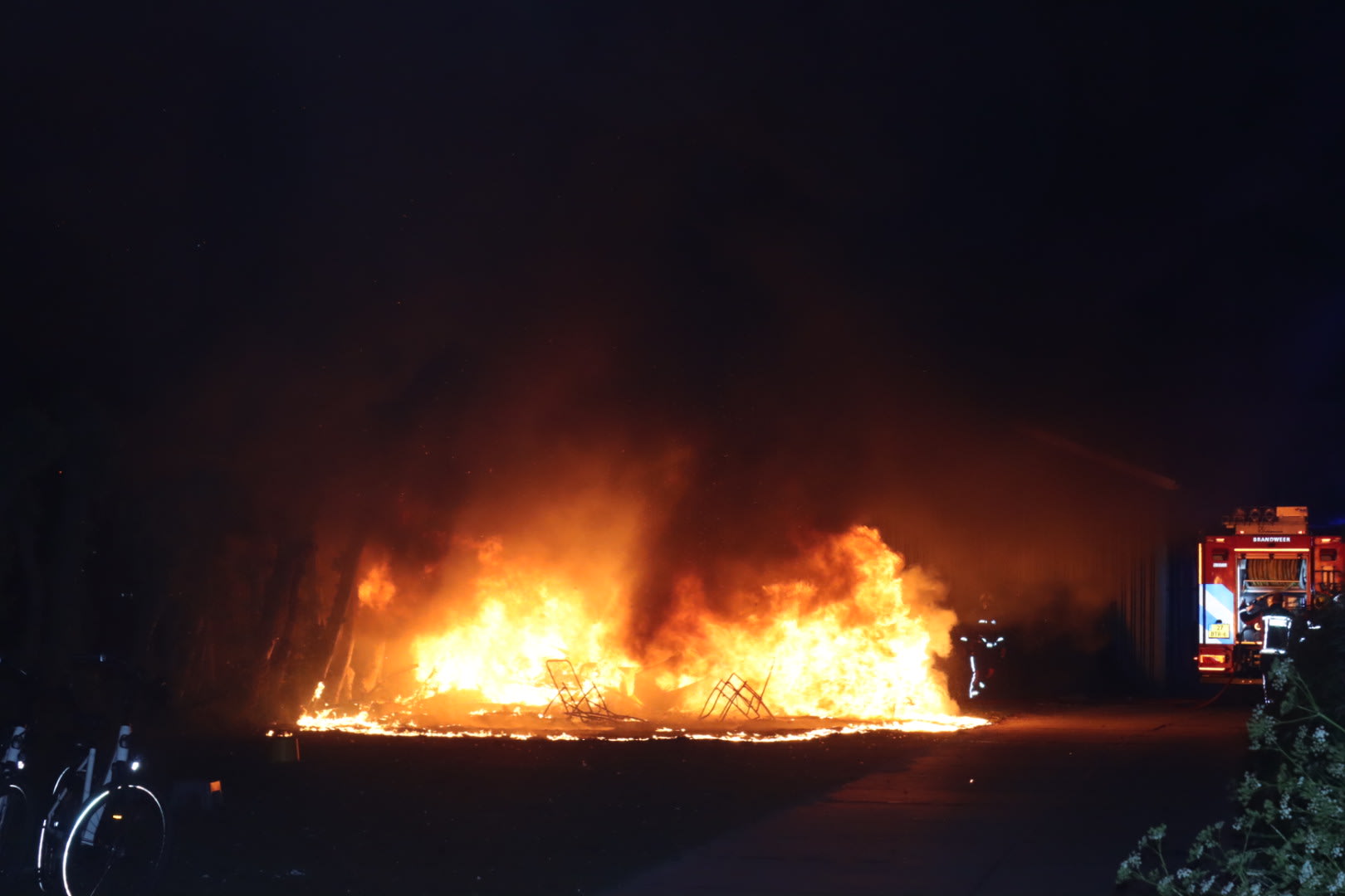 Bewoners camping ontsnappen aan vlammen bij camperbrand in Voorhout