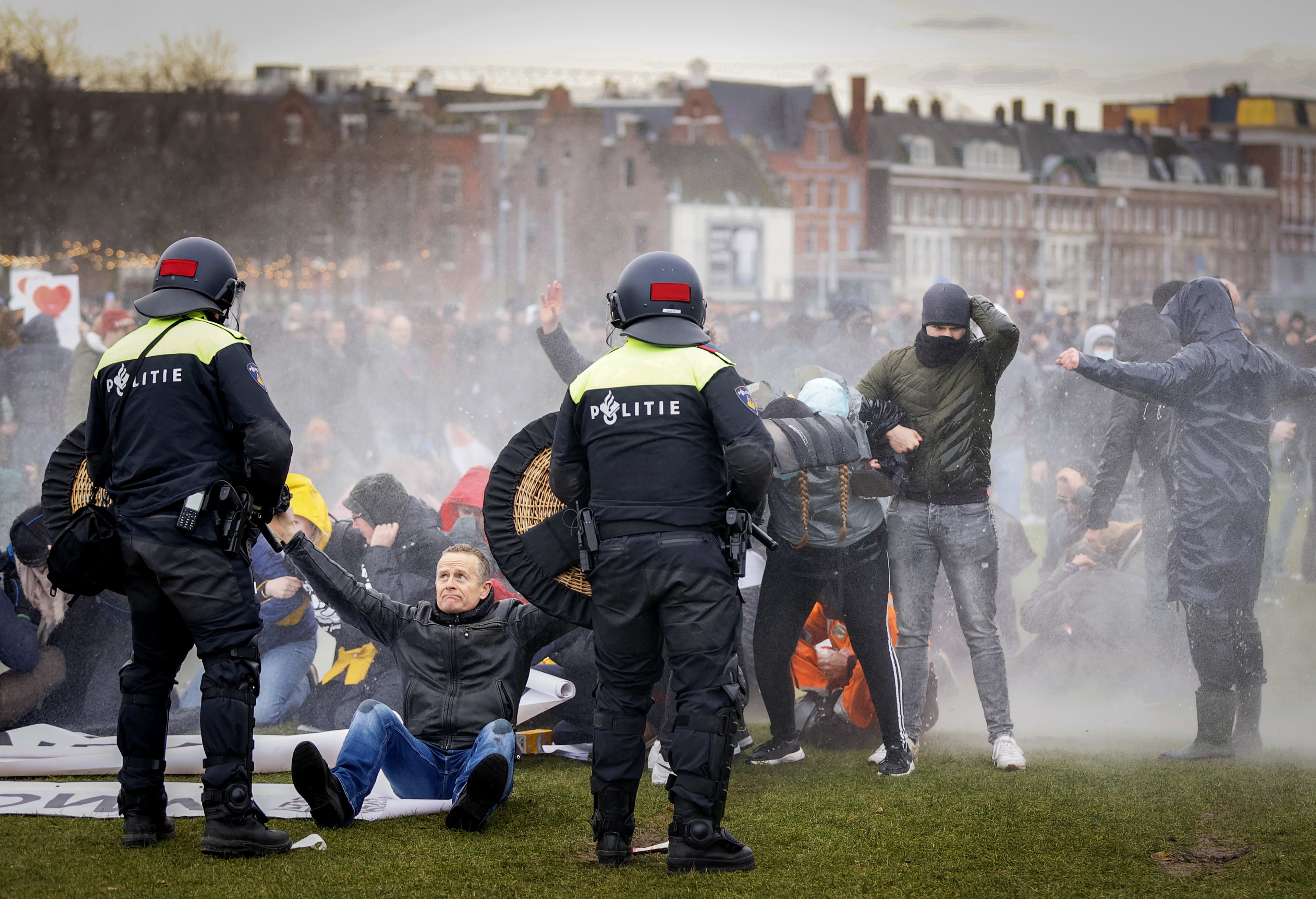 Politie heeft Museumplein Amsterdam ontruimd, veel demonstranten weg