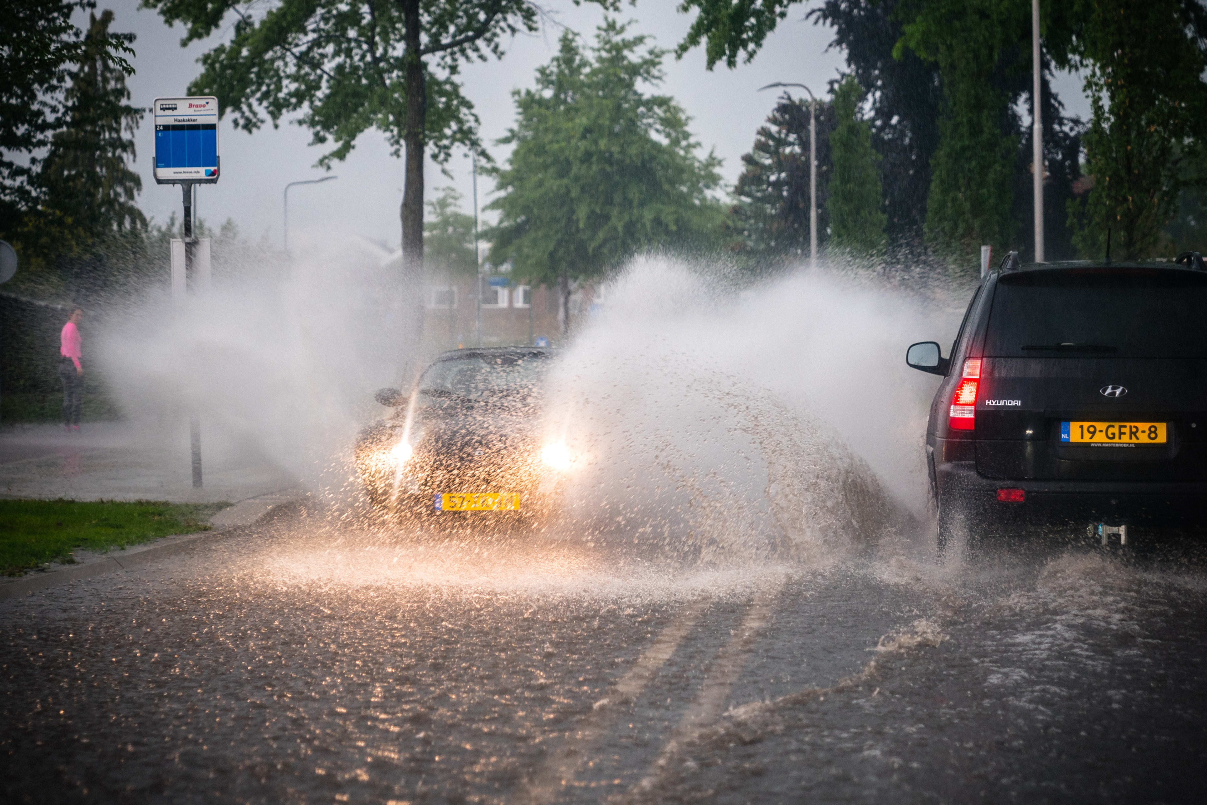 Zware regenval in het oosten van het land, halve maandsom in één dag