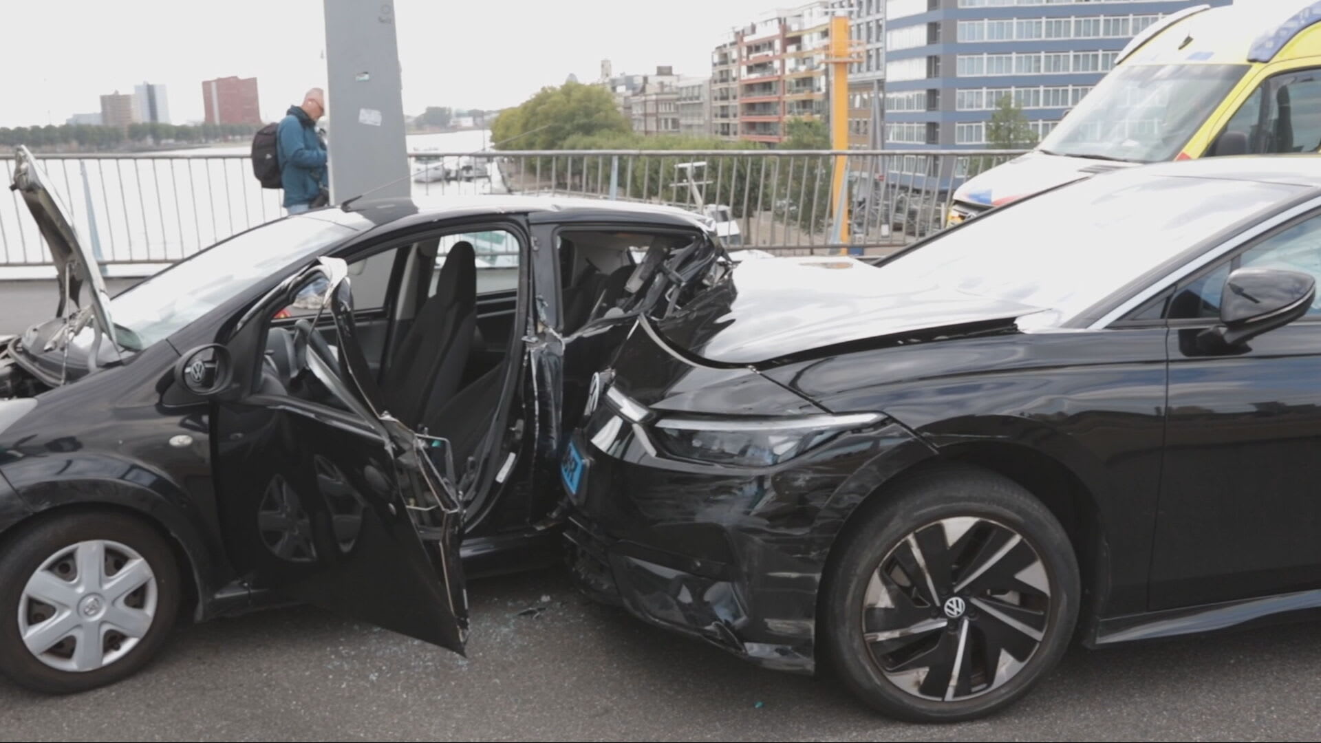 Verkeerd pedaal ingedrukt? Bizar ongeluk op Erasmusbrug Rotterdam