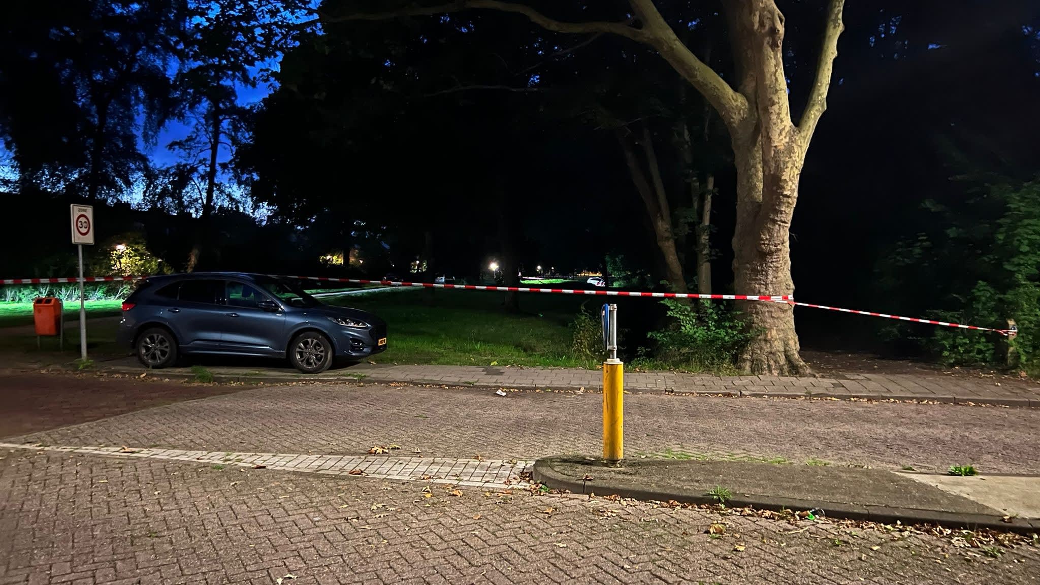 Jongeren vinden overleden vrouw in bosjes Roosendaal