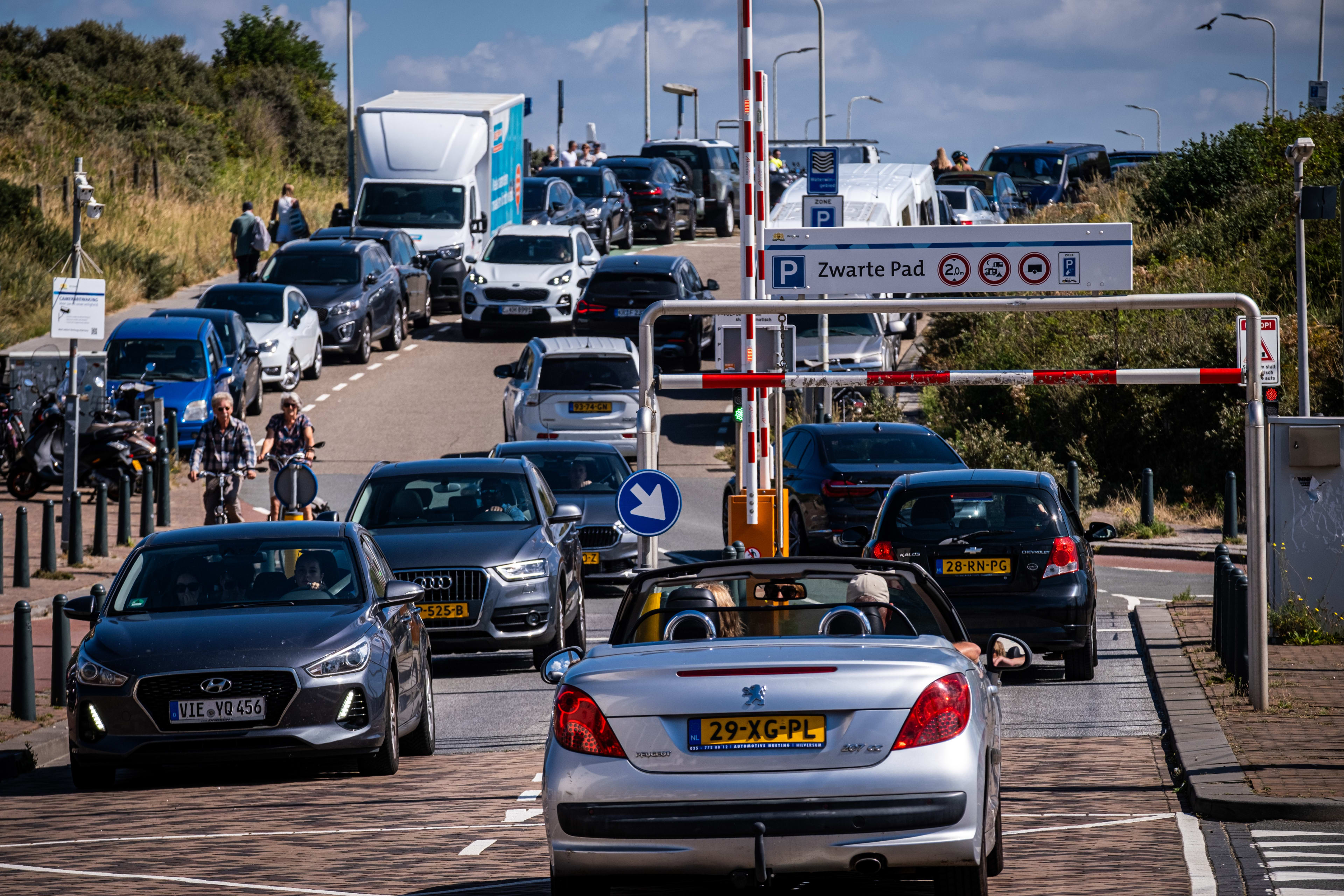 Naar het strand? Bij kust Den Haag is geen parkeerplek meer leeg