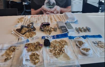 Bergen nepgoud en -sieraden gevonden bij arrestaties Roemeense oplichters