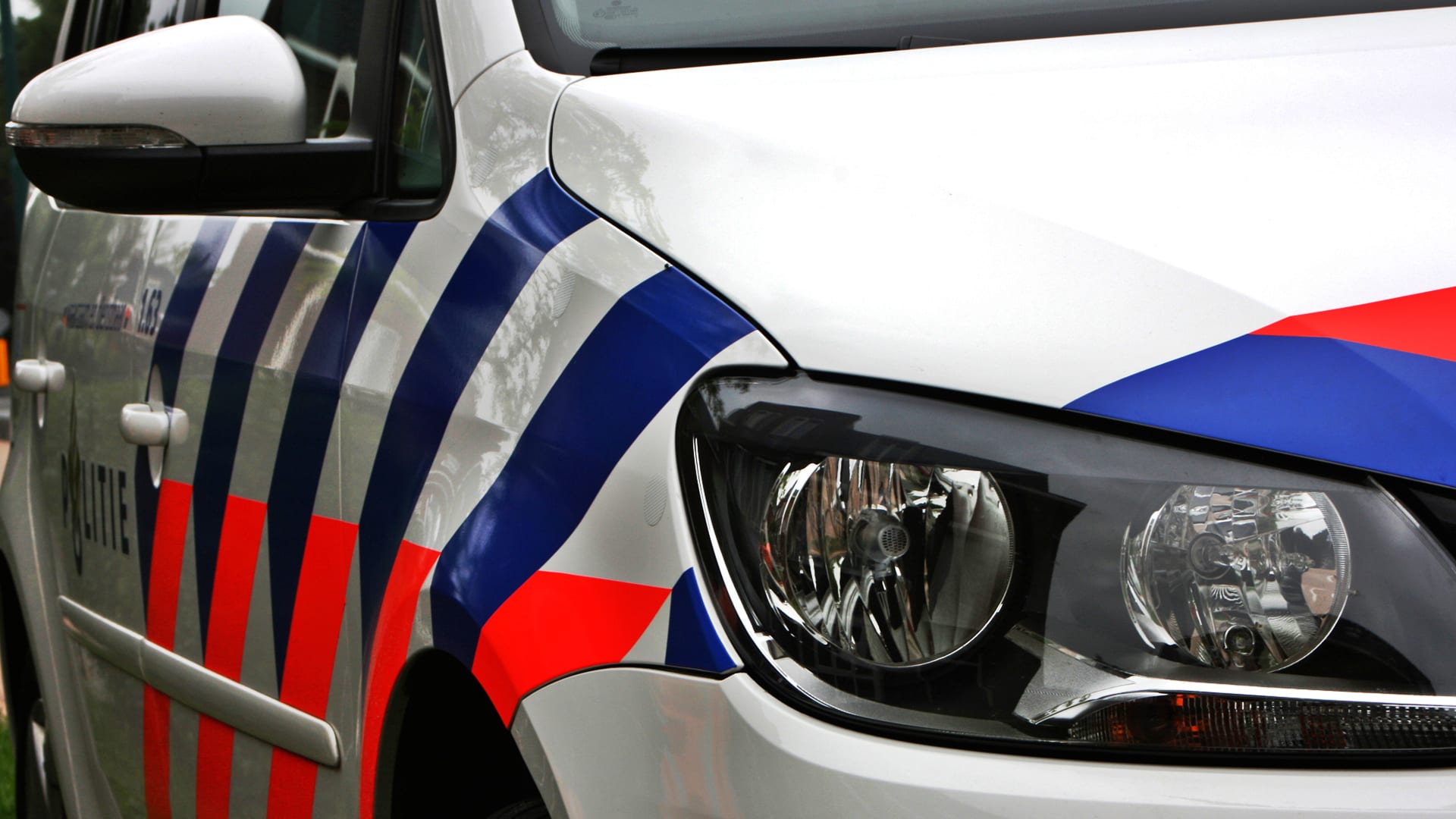 Agressieve automobilist (27) bewerkt voertuig van andere weggebruiker met stalen pijp na conflict