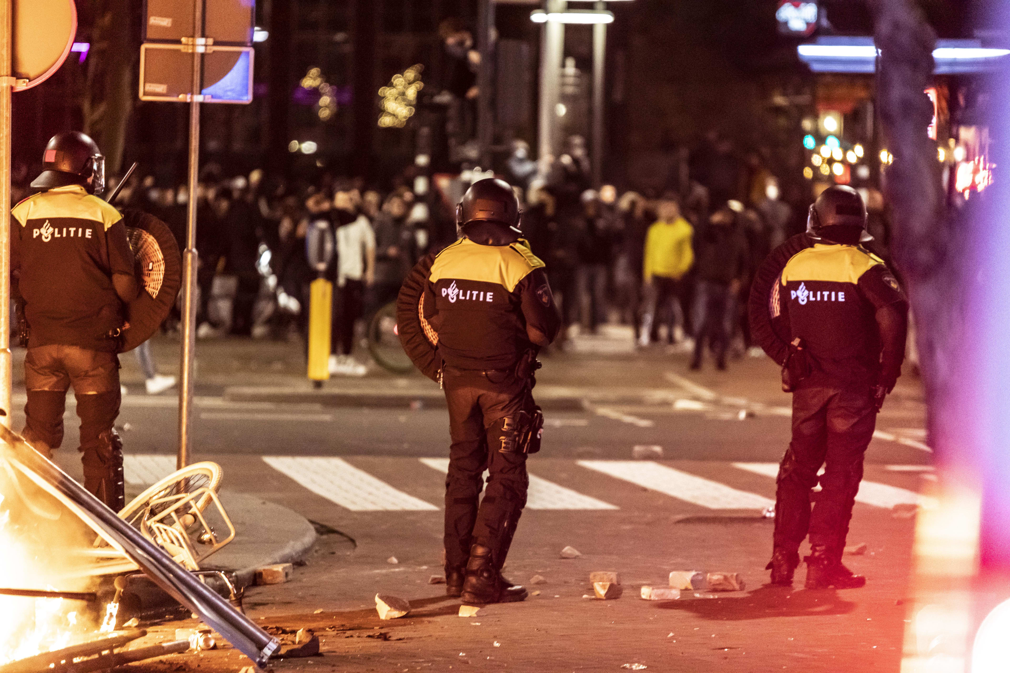 Politie voorbereid op demonstraties en rellen na afloop van persconferentie