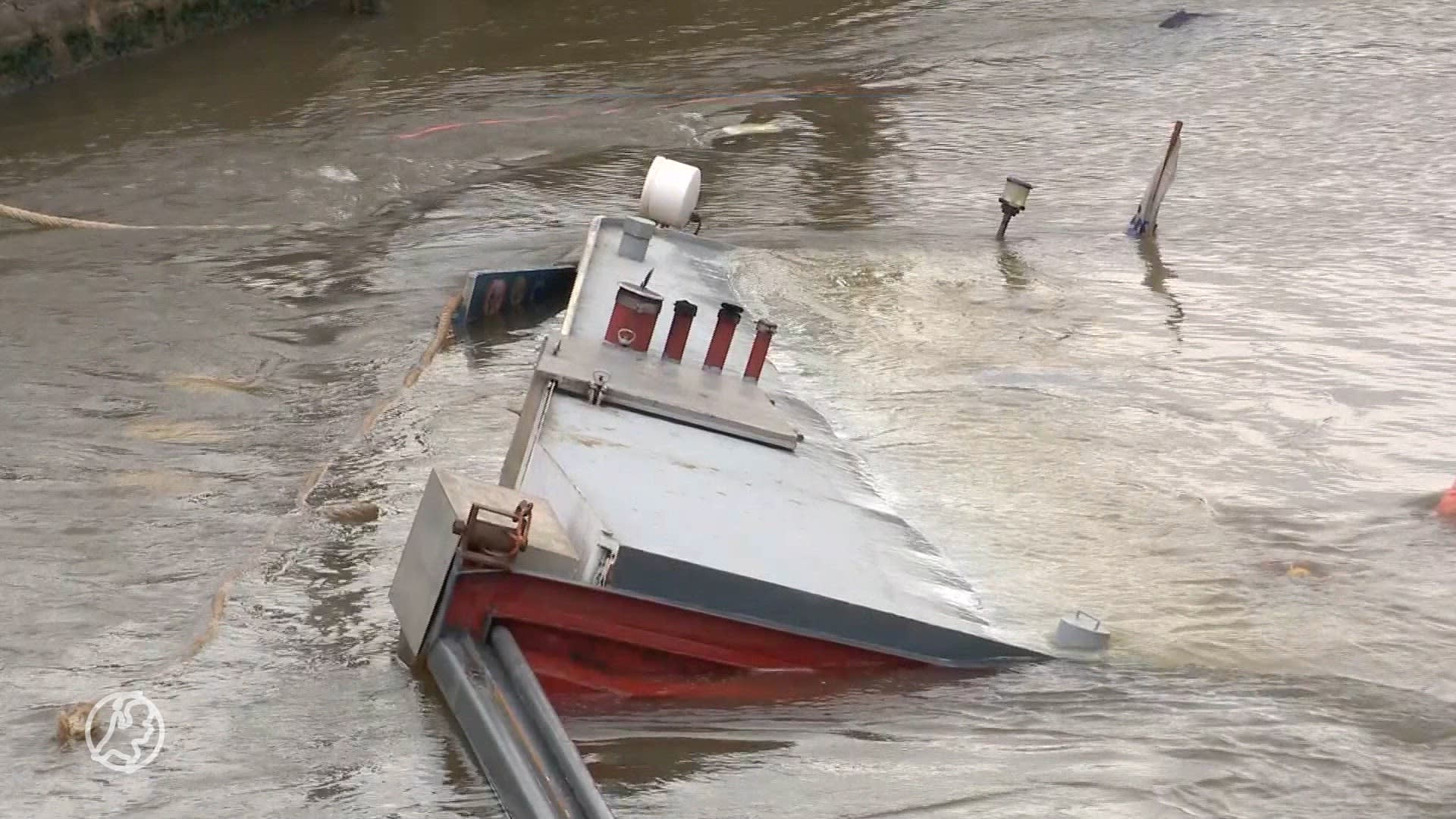 Gestrand vrachtschip bij Maastricht ligt nog steeds vast