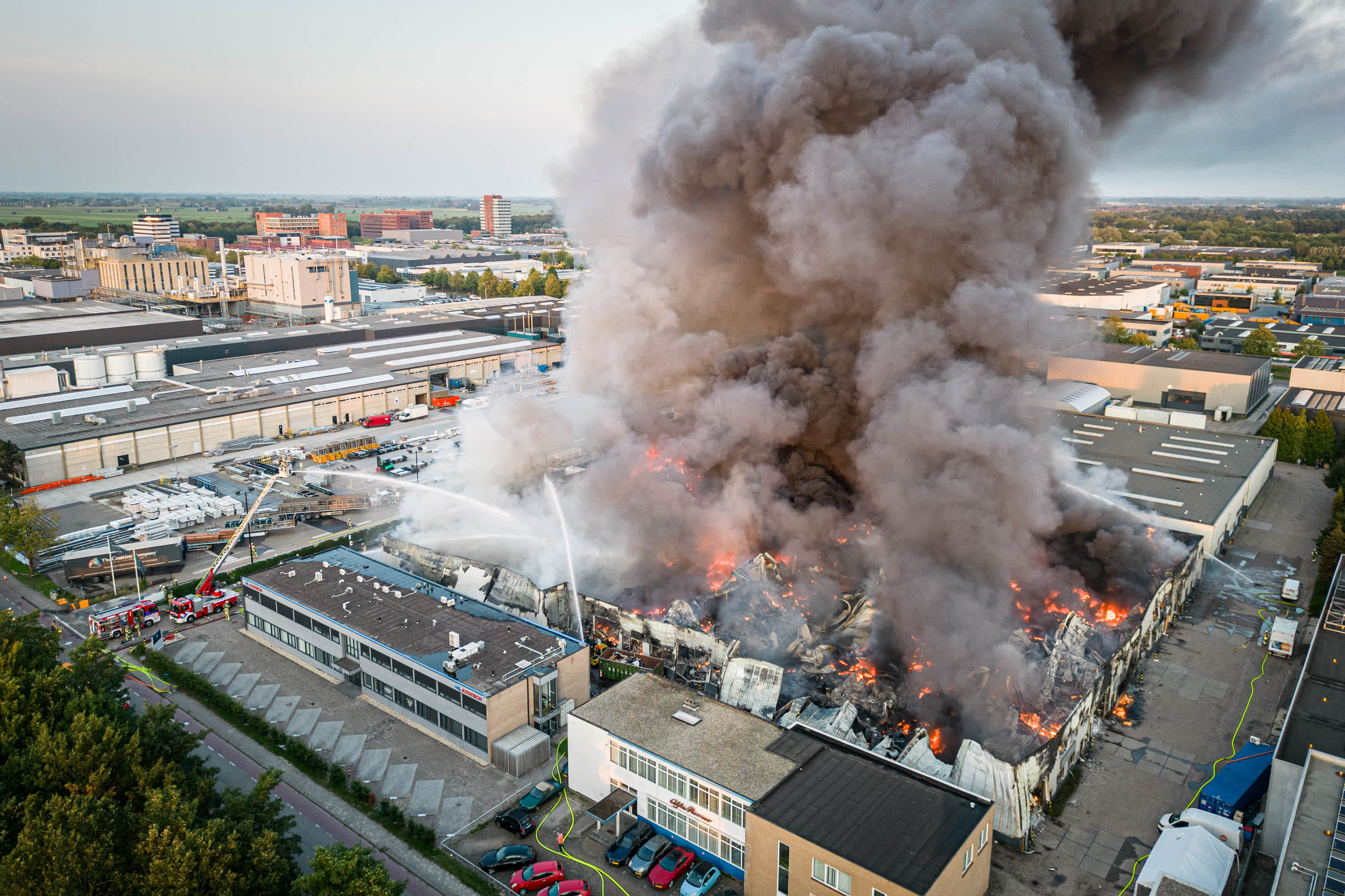 Zeer grote brand in bedrijfspand De Meern