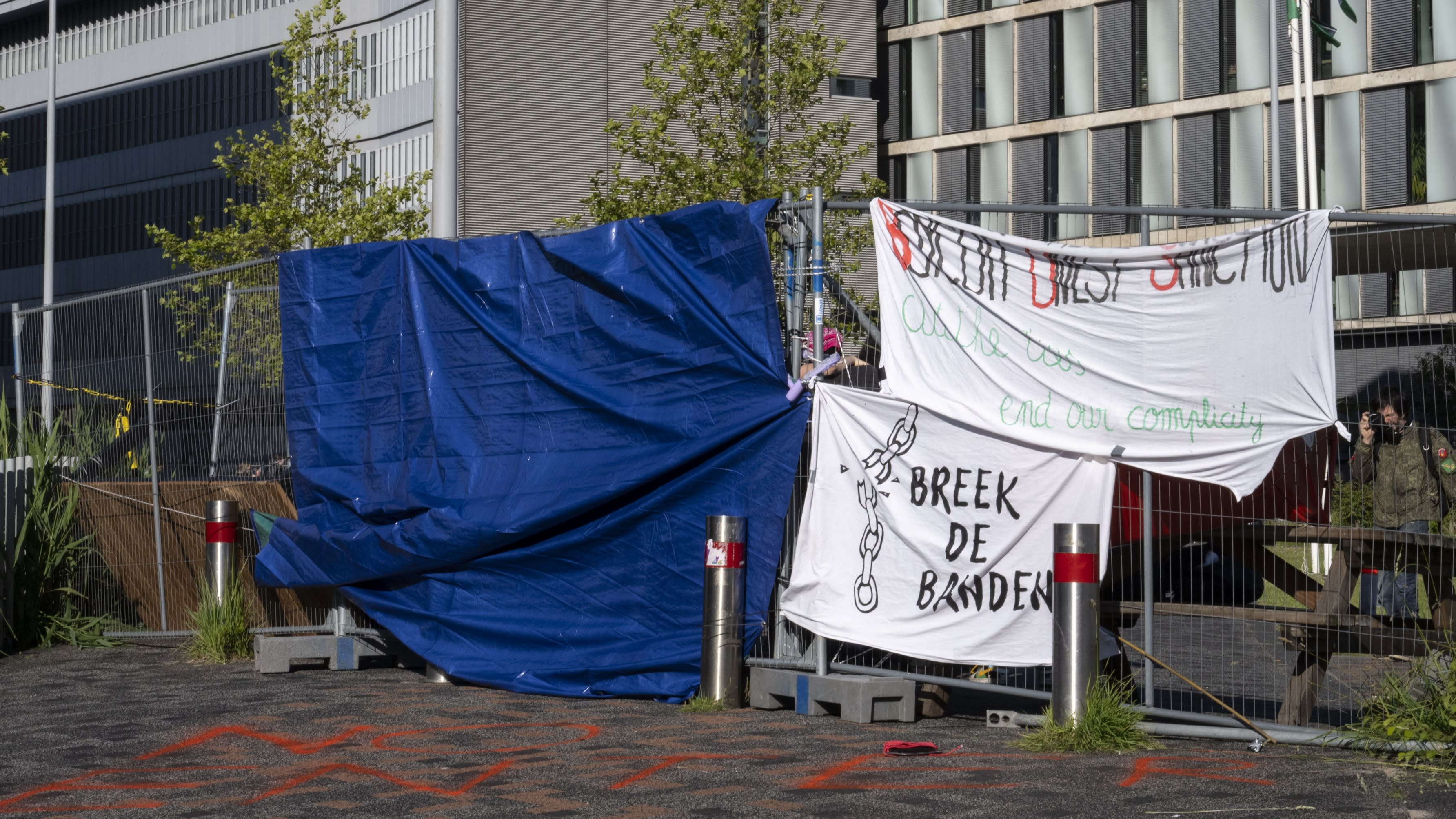 Weer barricades bij Palestina-protest UvA, gemaskerde demonstranten vernielen camera's