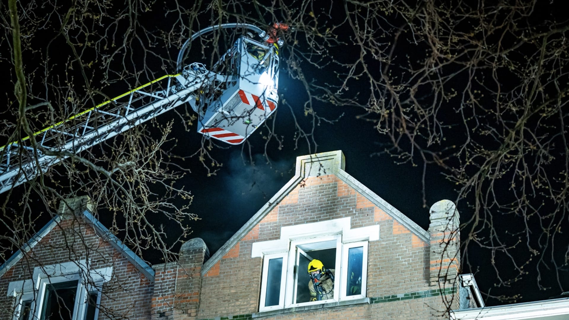 Brand in woning op bovenste etage Rotterdam, twintig bewoners geëvacueerd