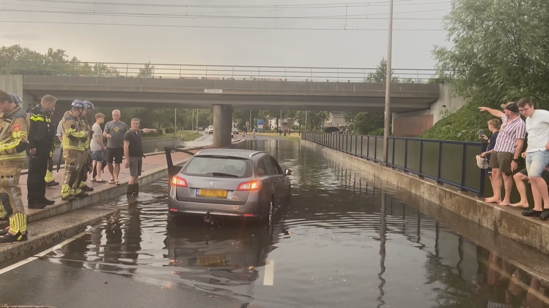 Brandweer Twente redt volwassene en kinderen uit drijvende auto