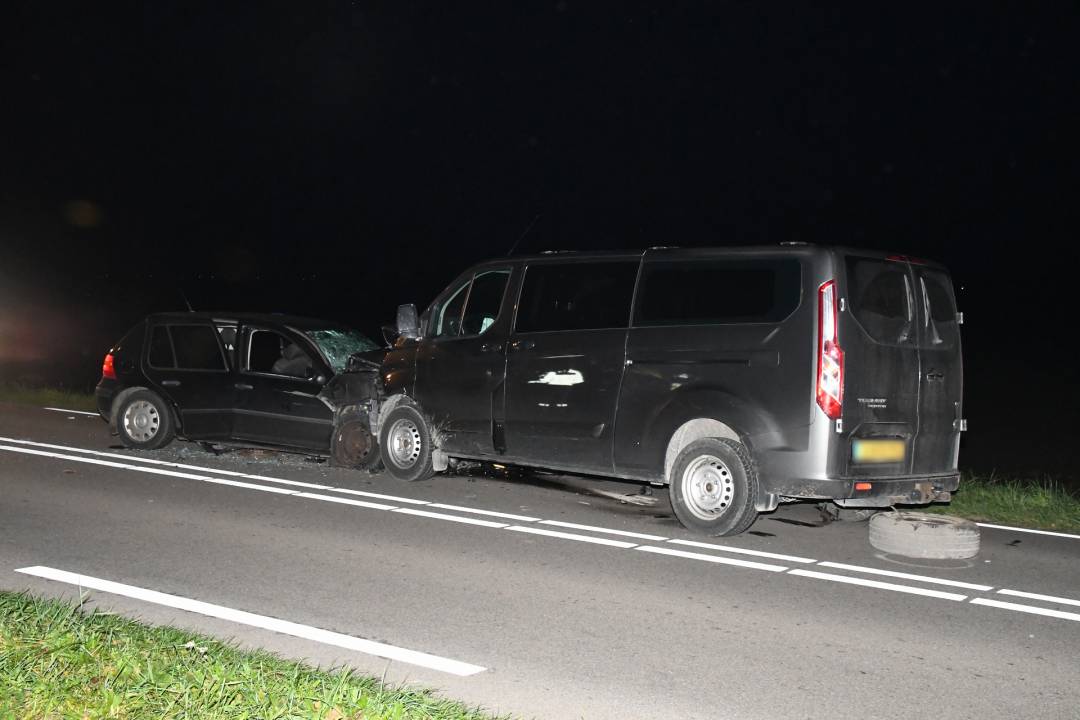 Meerdere gewonden bij frontale botsing tussen bestelbus en auto op N-weg in Zeeland