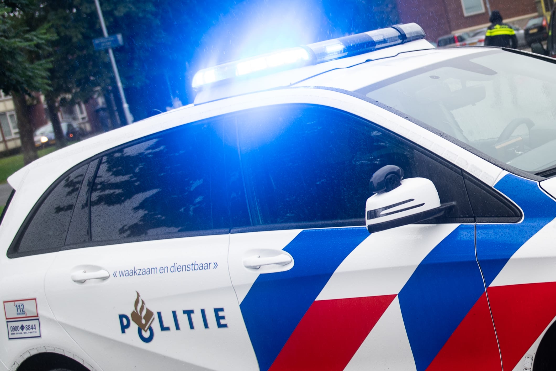 Illegale feestgangers zoeken confrontatie met politie in Haarsteeg