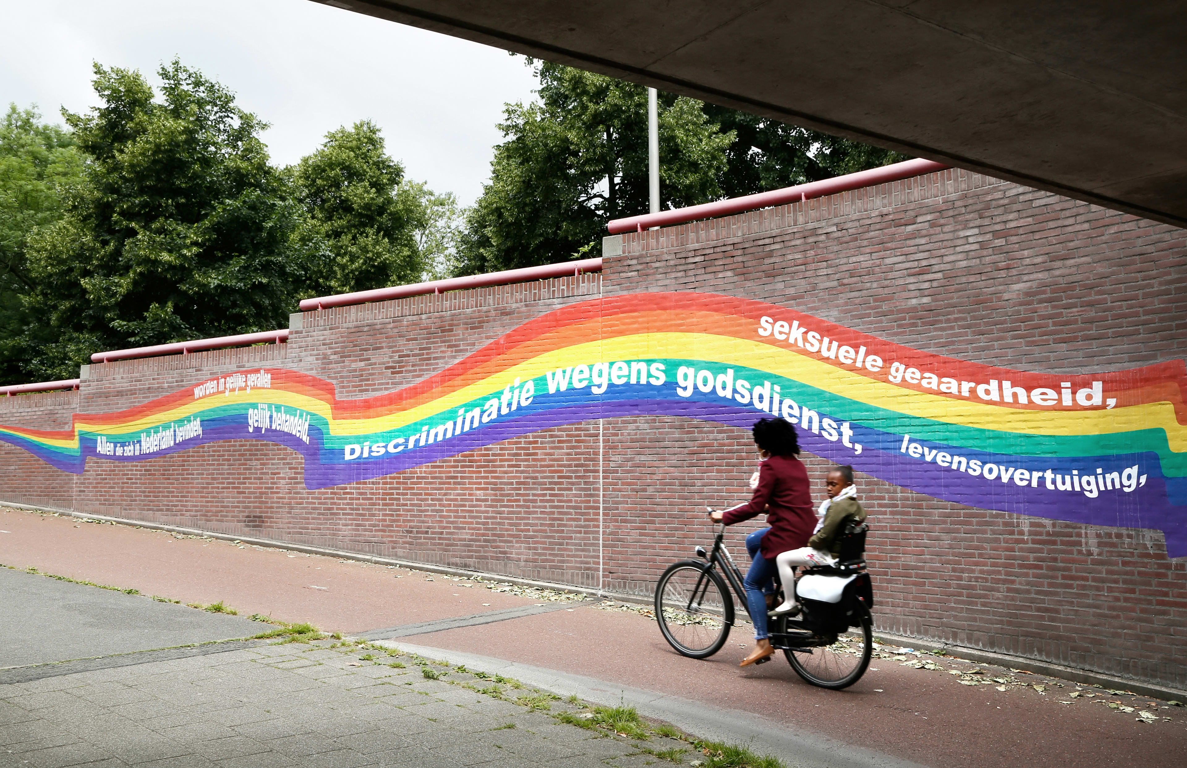 Man (26) die zwangere vrouw in trein beschermde mishandeld en beroofd door groep tieners