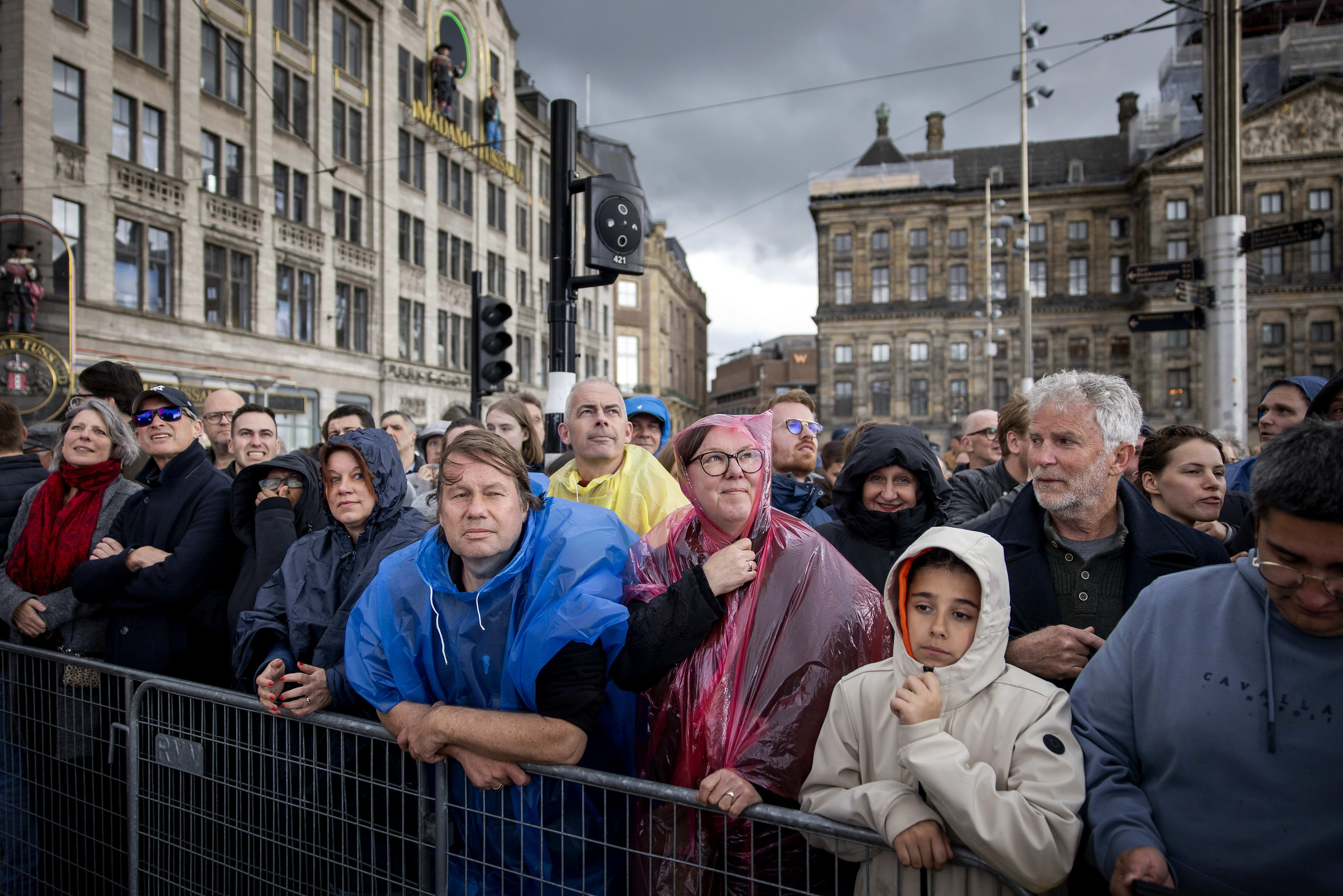 Maar 4000 mensen op regenachtige Dam, toeschouwers streng gefouilleerd