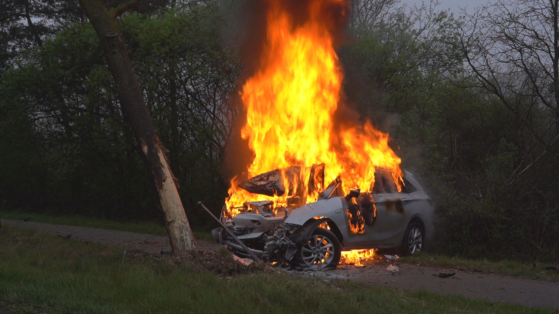 Omstanders sleuren zwaargewonde bestuurder uit brandende auto na botsing