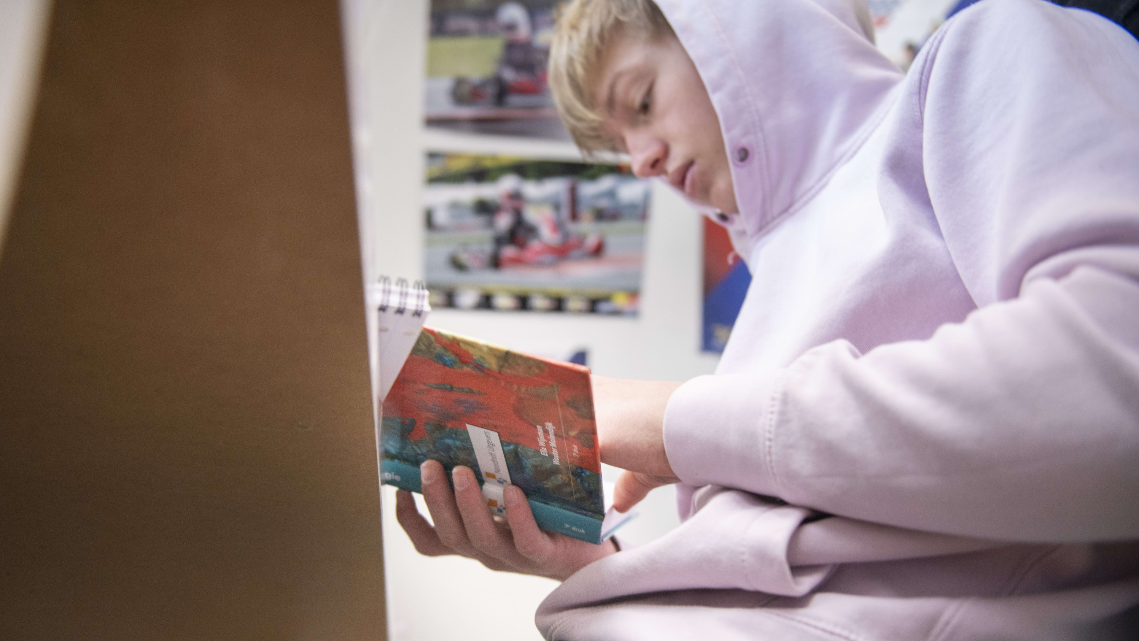 Bijna de helft van de jongeren leest iedere week een boek