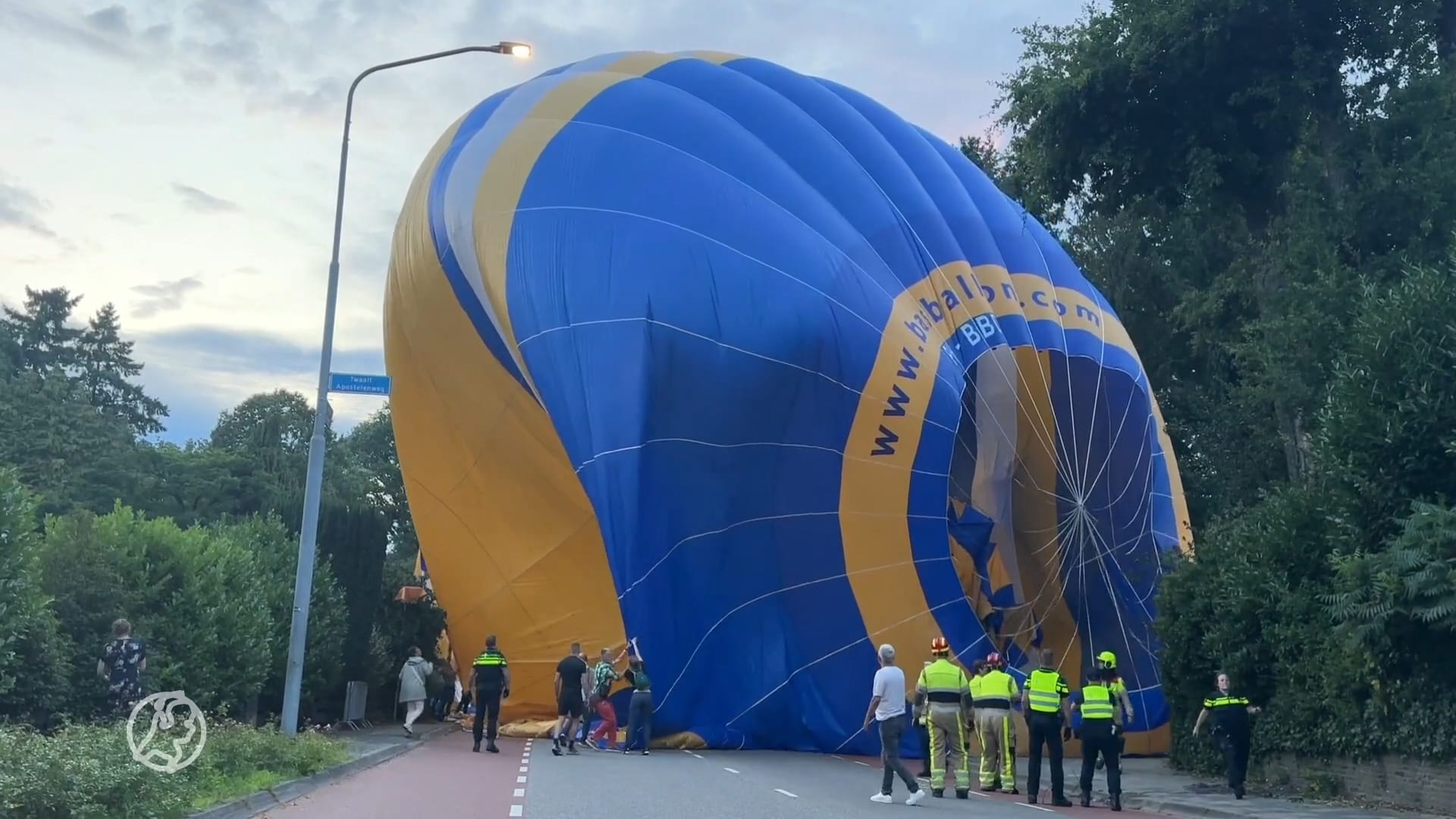 Luchtballon maakt noodlanding in woonwijk Nijmegen