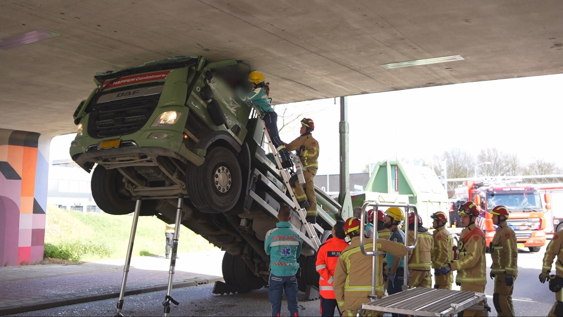 Vrachtwagenchauffeur botst tegen viaduct en rijdt zichzelf klem in Eindhoven