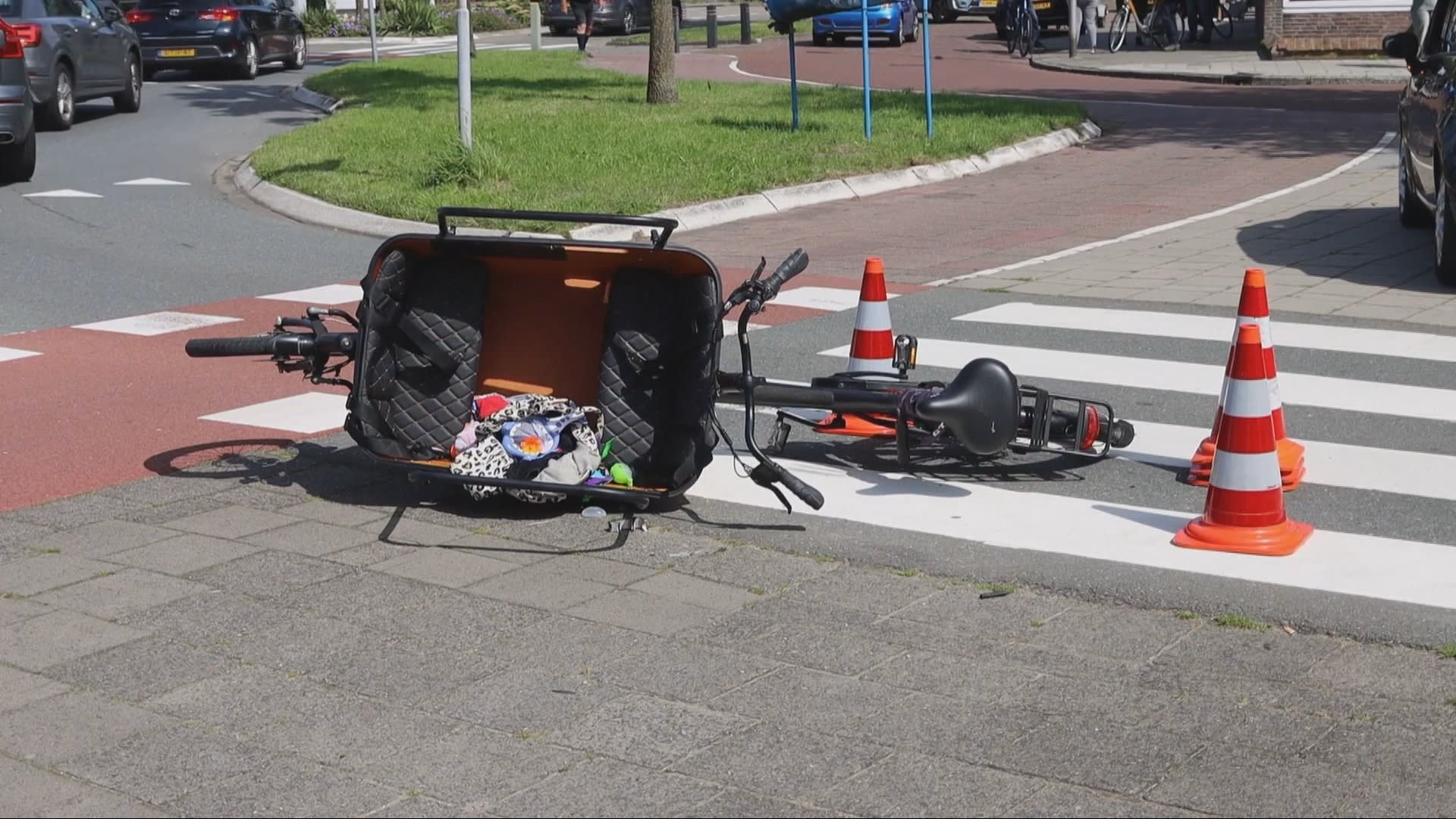 Kindje en vader naar ziekenhuis na ongeluk met bakfiets